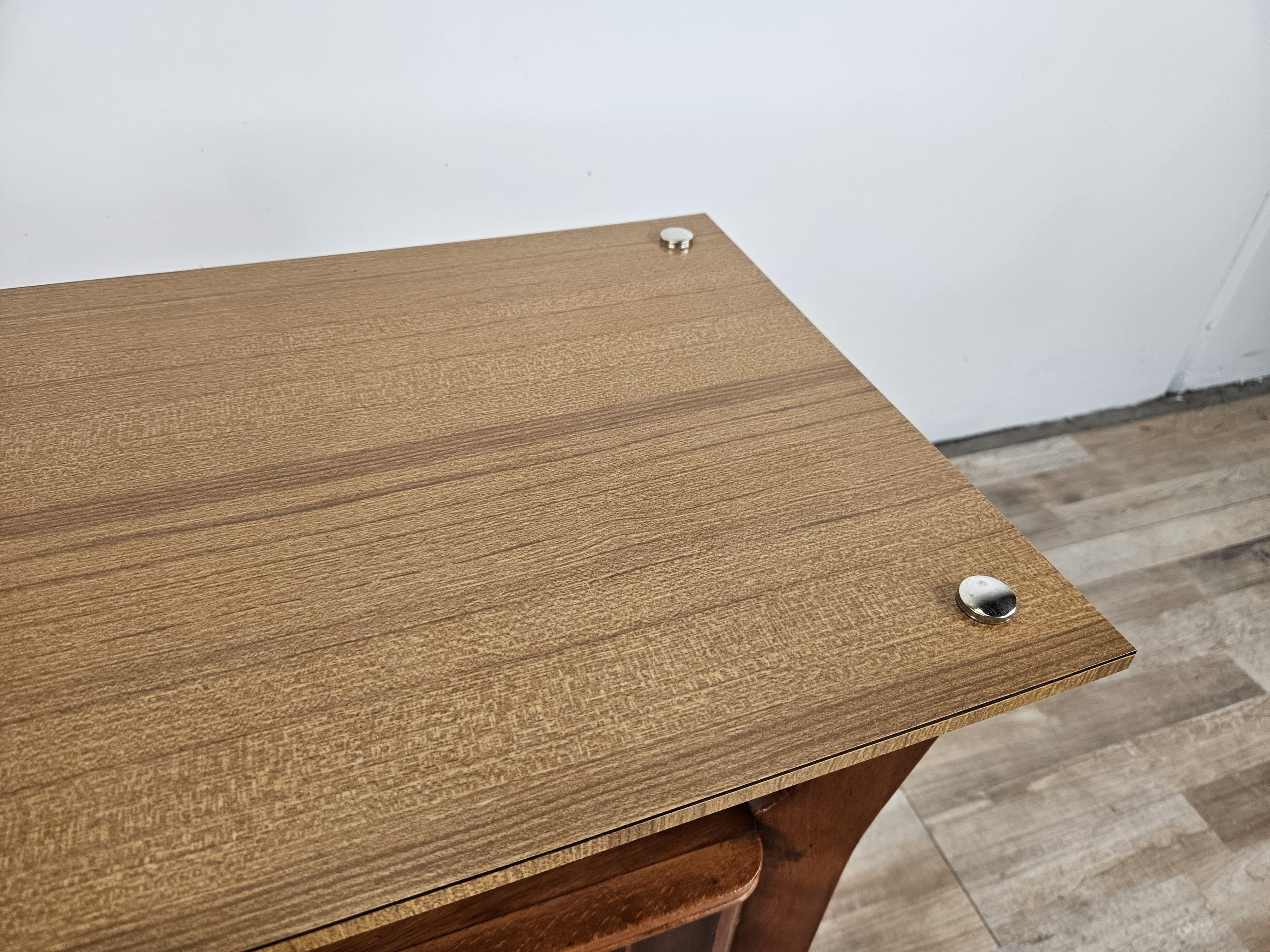 Einzelner Nachttisch aus Nussbaum und Ahorn, Gio Ponti für La Permanente Mobili zugeschrieben (Mid-20th Century) im Angebot