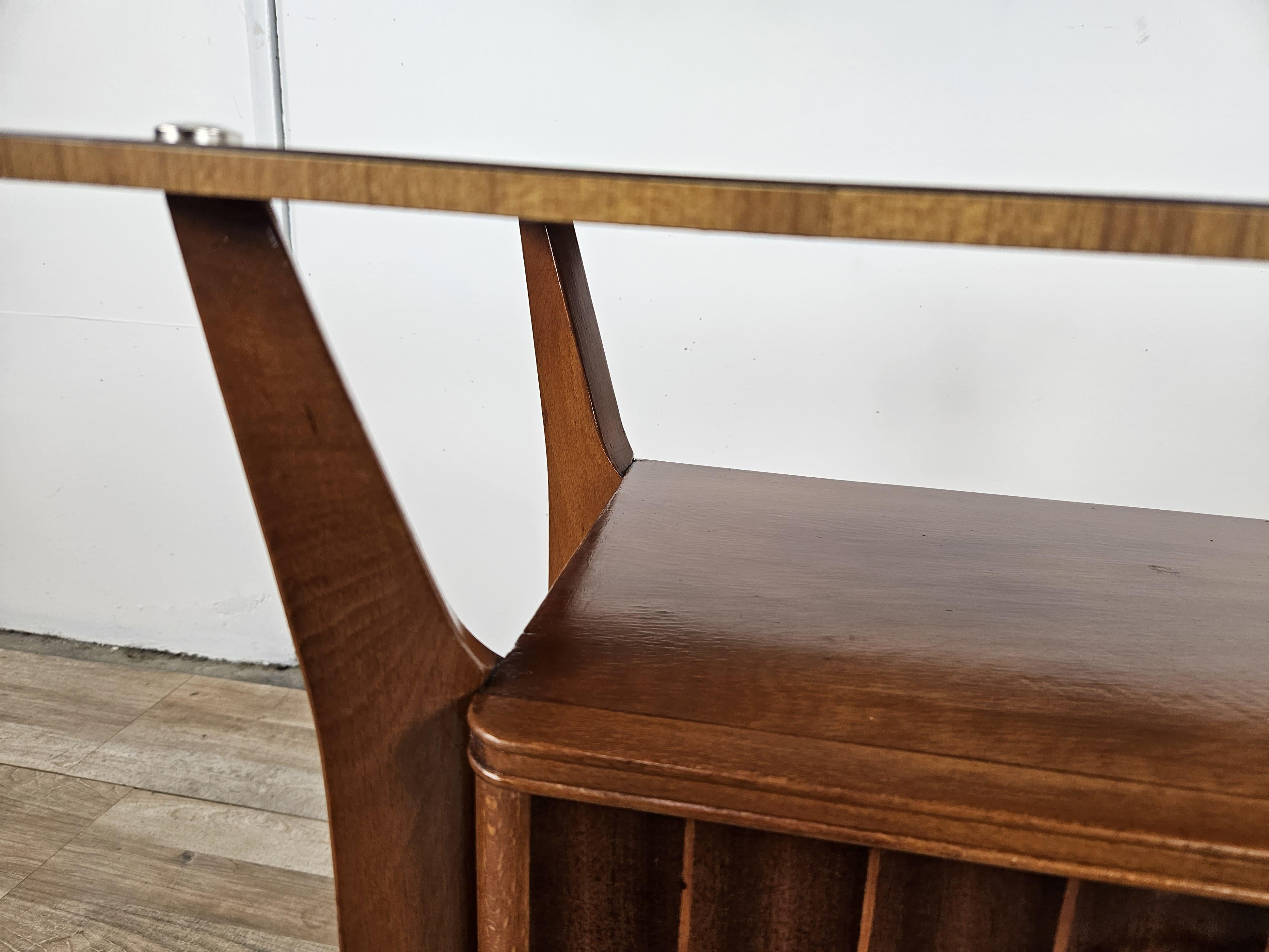 Einzelner Nachttisch aus Nussbaum und Ahorn, Gio Ponti für La Permanente Mobili zugeschrieben (Messing) im Angebot