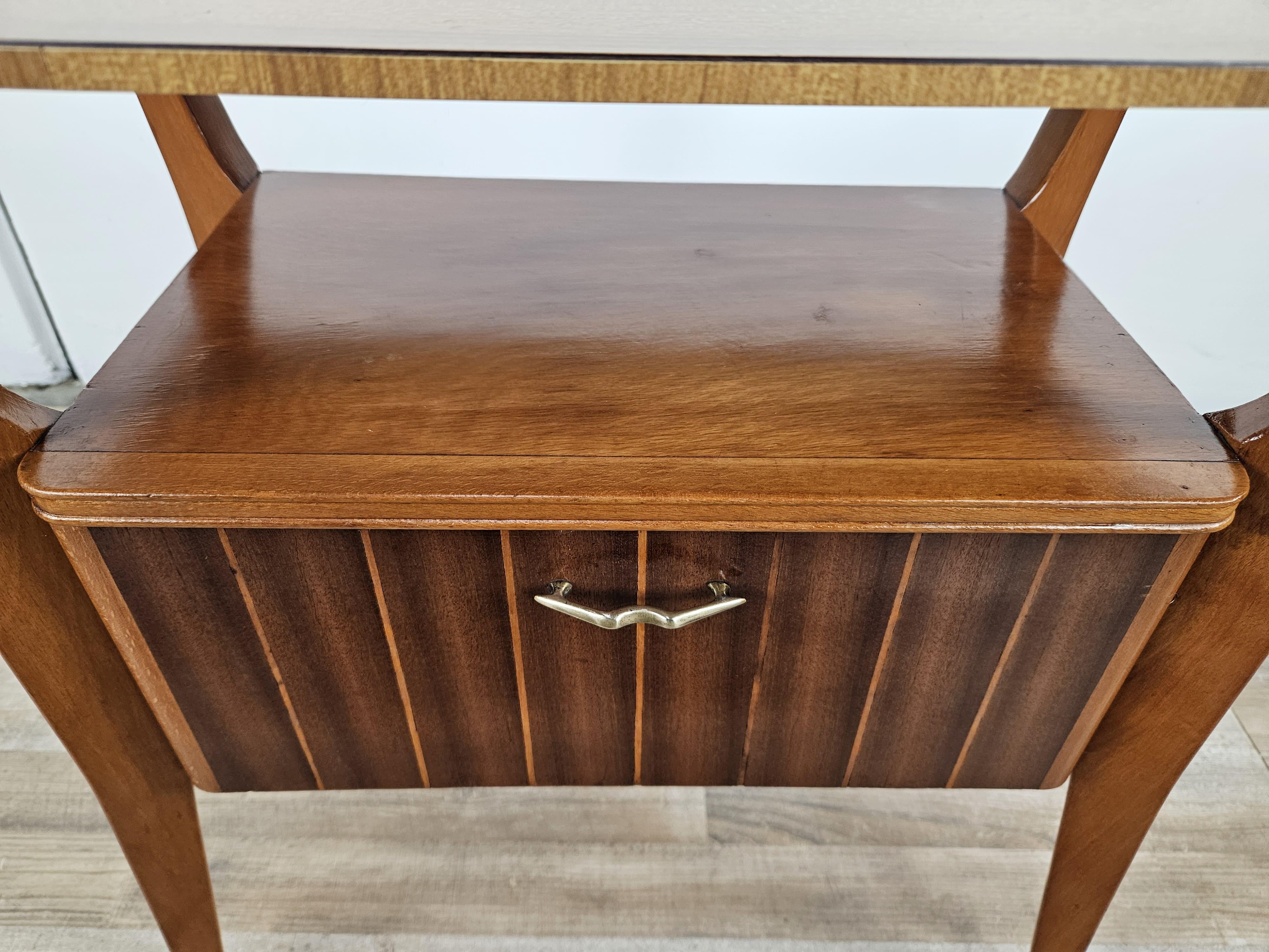 Einzelner Nachttisch aus Nussbaum und Ahorn, Gio Ponti für La Permanente Mobili zugeschrieben im Angebot 1