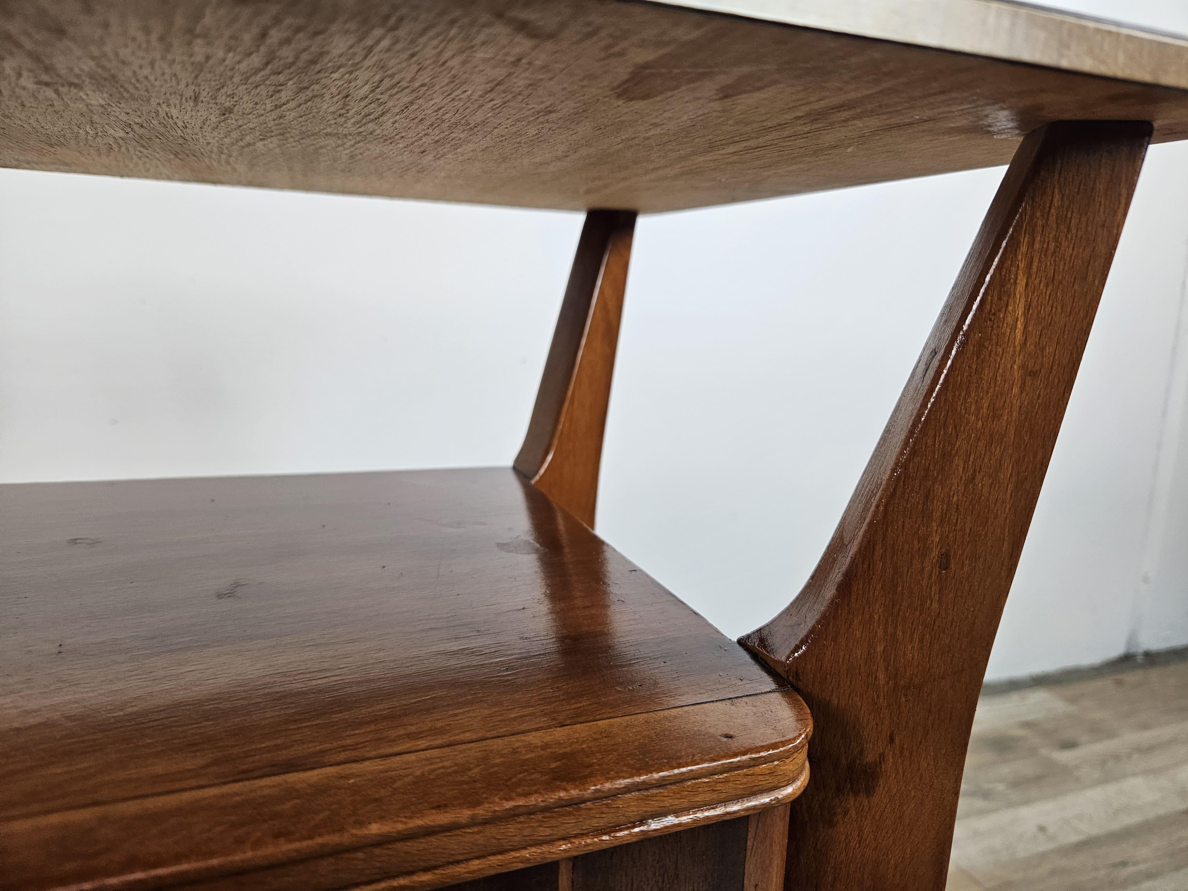 Einzelner Nachttisch aus Nussbaum und Ahorn, Gio Ponti für La Permanente Mobili zugeschrieben im Angebot 2