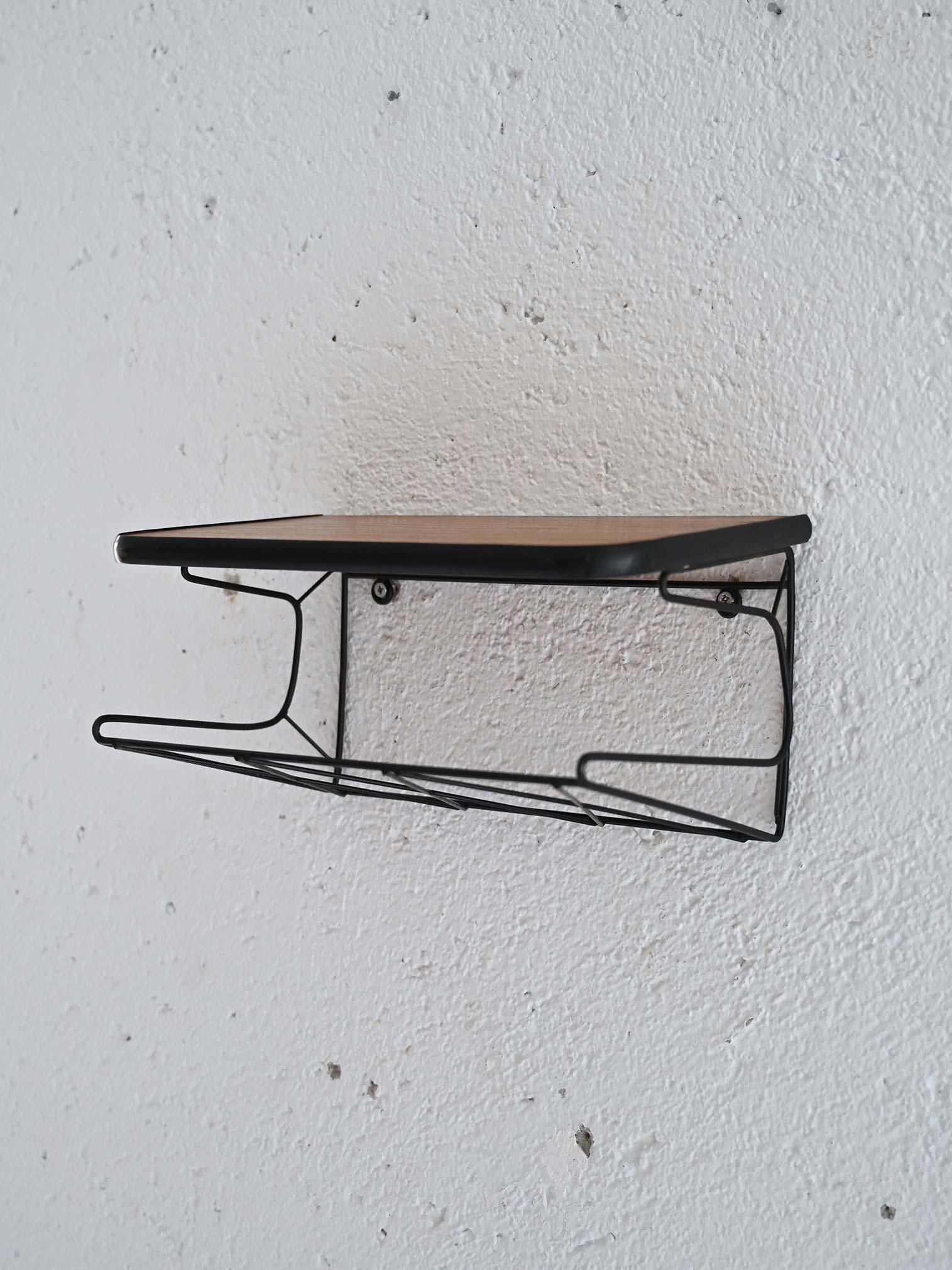 Scandinave moderne Table de chevet suspendue en teck et métal en vente