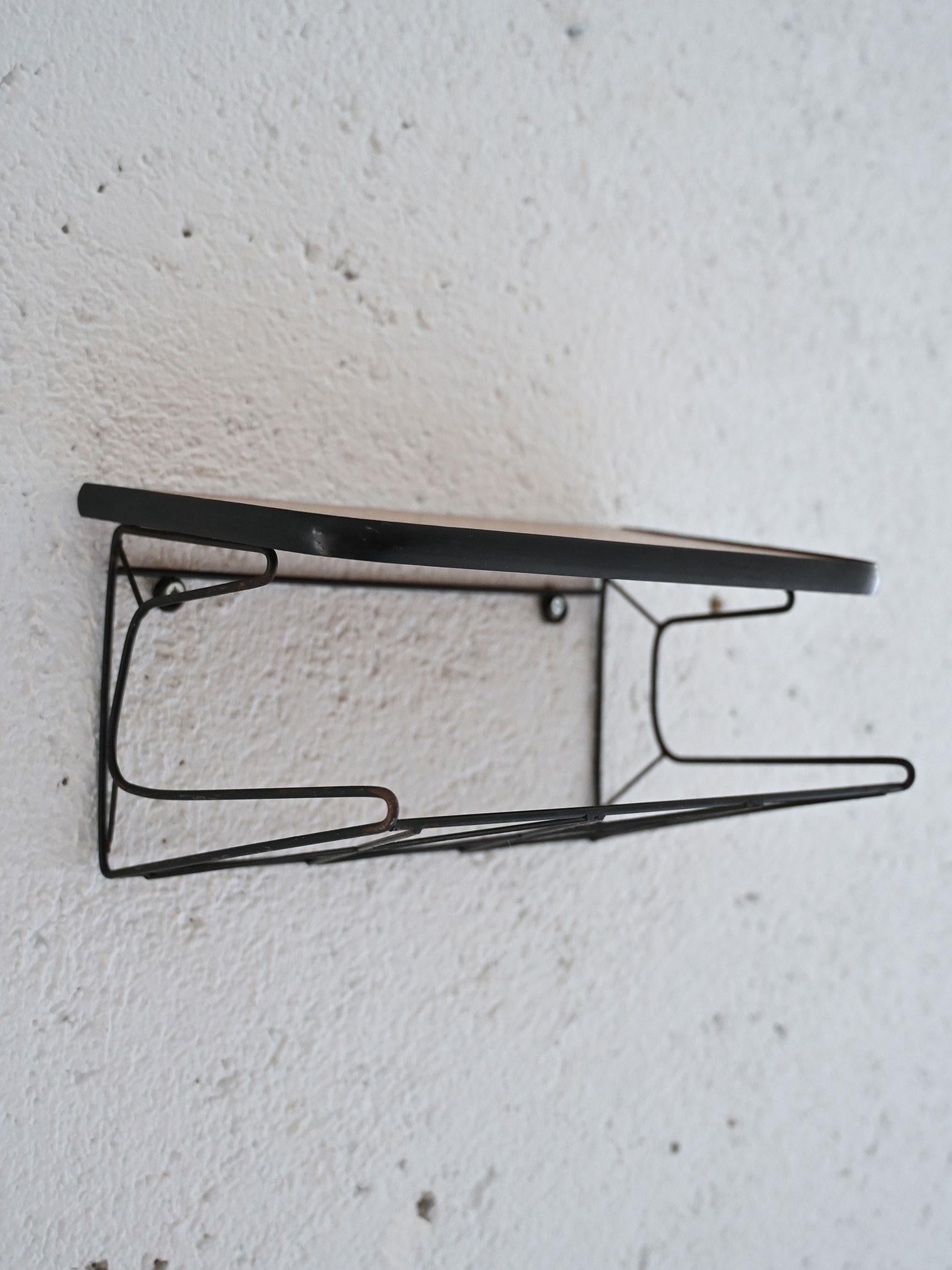 Scandinavian Table de chevet suspendue en teck et métal en vente