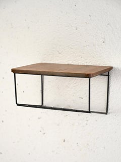 Comodino sospeso svedese in metallo e teak