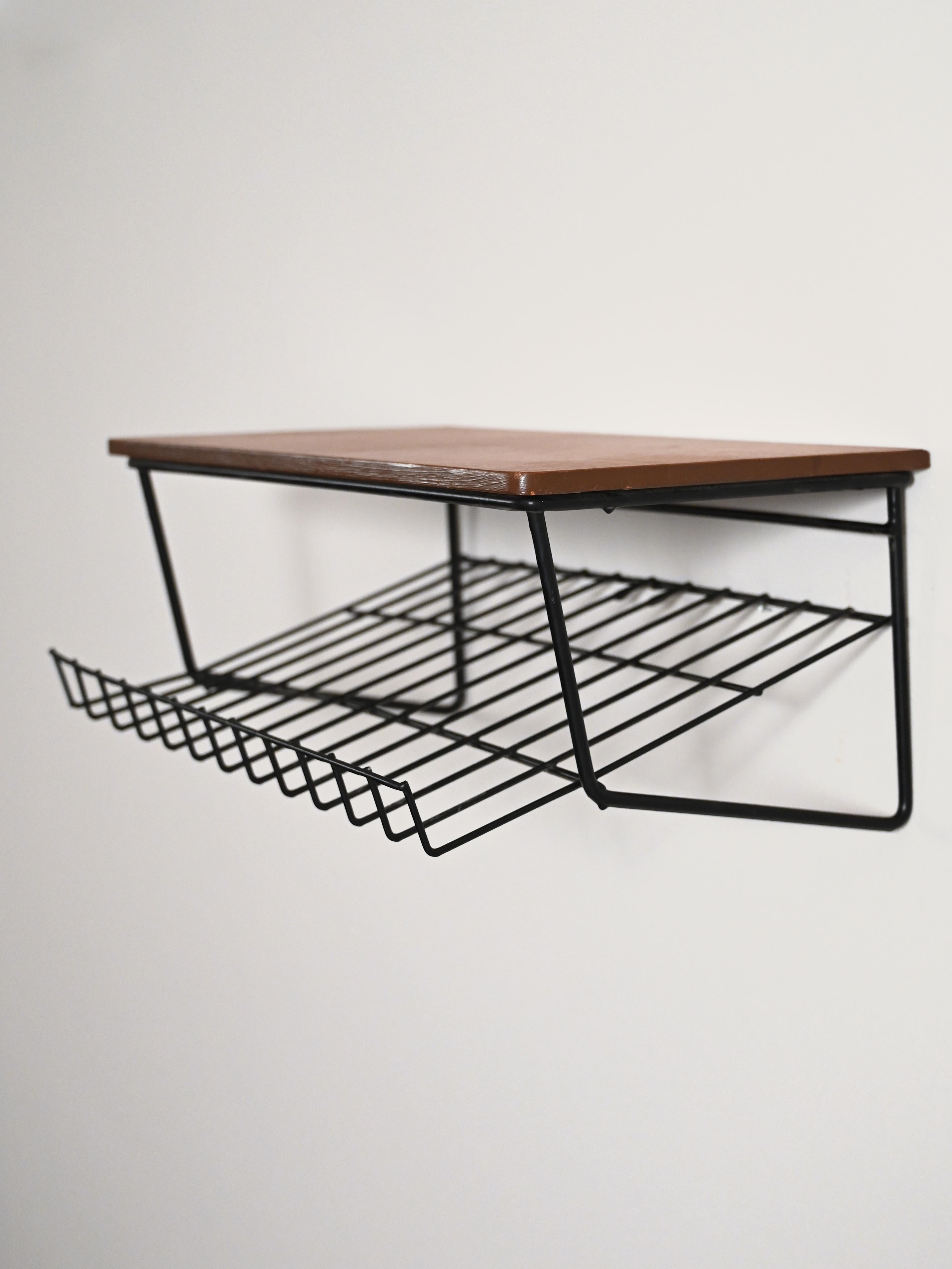 Swedish teak and metal hanging nightstand from the 1950s In Good Condition For Sale In Brescia, IT