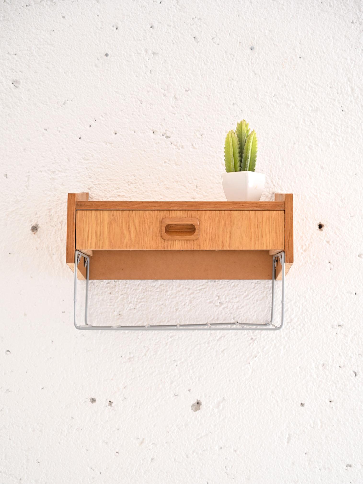 Comodino vintage anni '60 dal design minimalista e funzionale.                                                                                                                                                               Il piano rettangolare offre