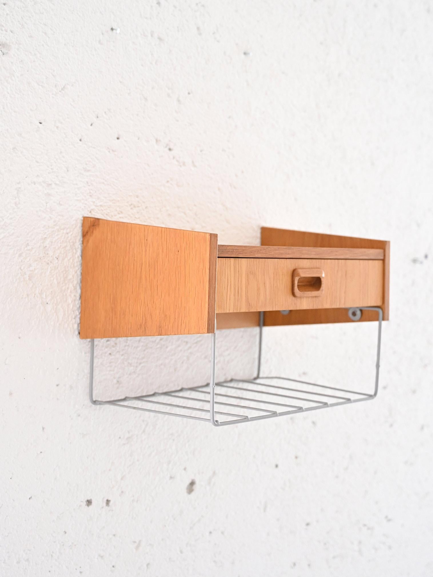 Scandinavian Modern Comodino sospeso vintage scandinavo