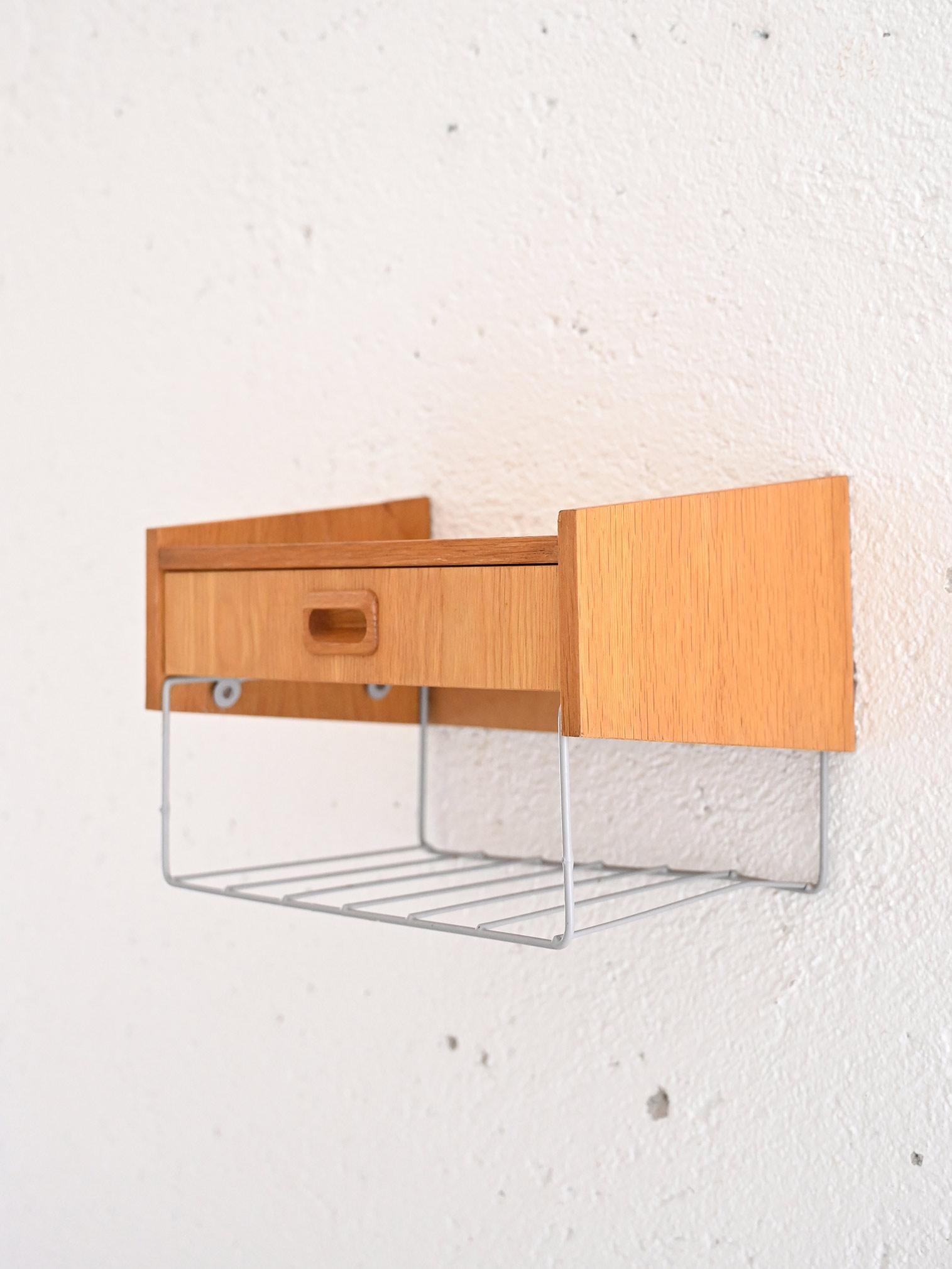Scandinavian Comodino sospeso vintage scandinavo