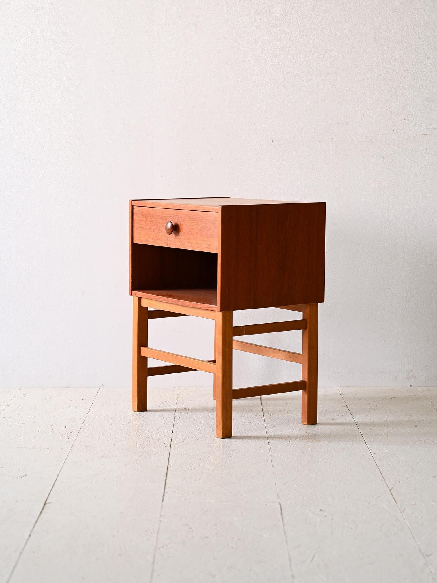 Square bedside table of Nordic manufacture In Good Condition For Sale In Brescia, IT