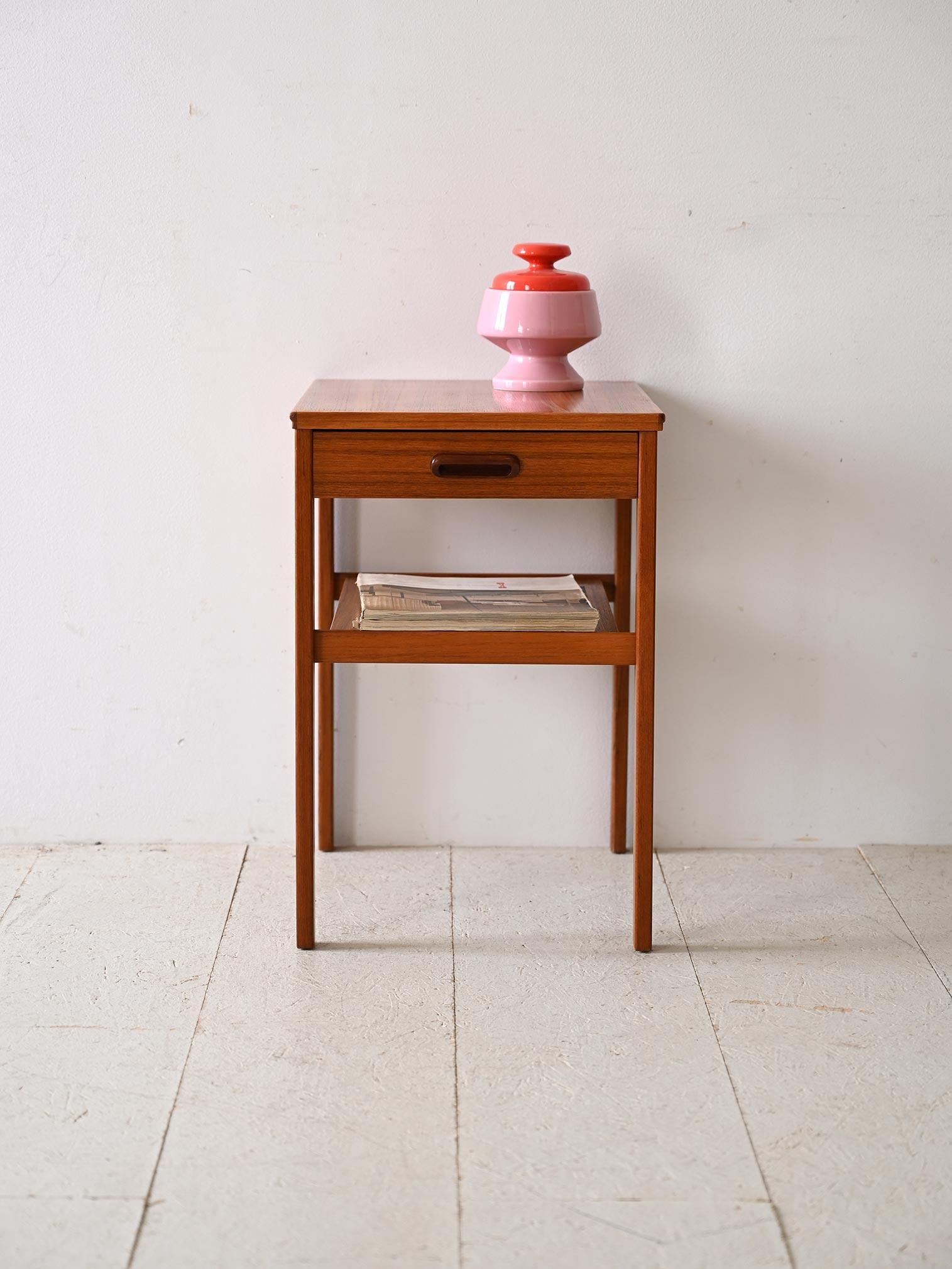 Comodino scandinavo anni '60 in teak con cassetto e piano portariviste
Presenta una forma rettangolare allungata, conferendo all'insieme un aspetto slanciato e lineare, tipico dello stile scandinavo. Le dimensioni contenute lo rendono versatile e