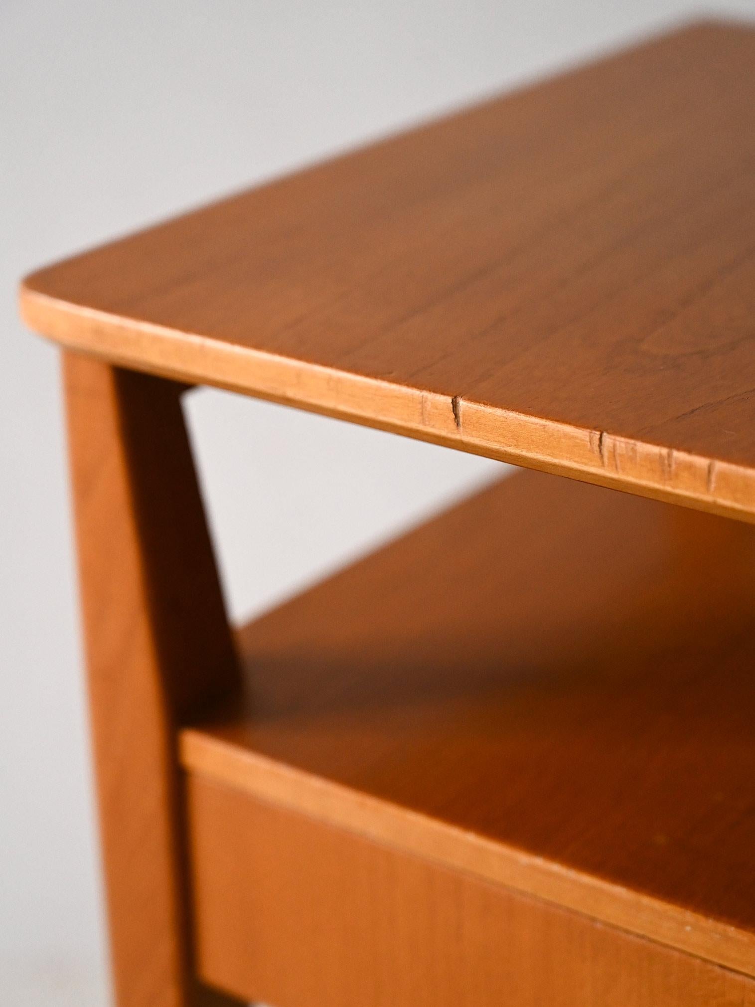 Table de chevet vintage avec tiroir et double étagère en vente 3