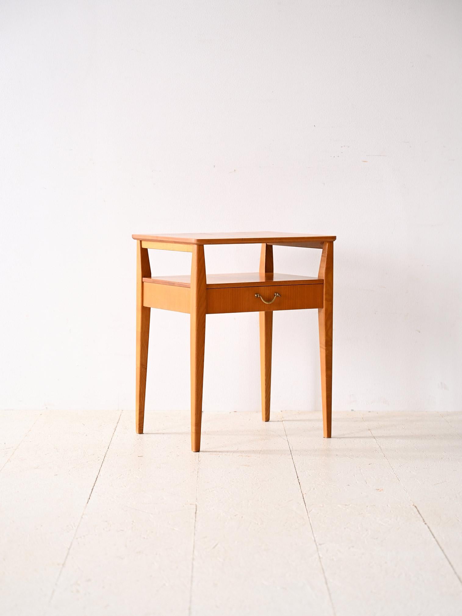 Scandinave moderne Table de chevet vintage avec tiroir et double étagère en vente