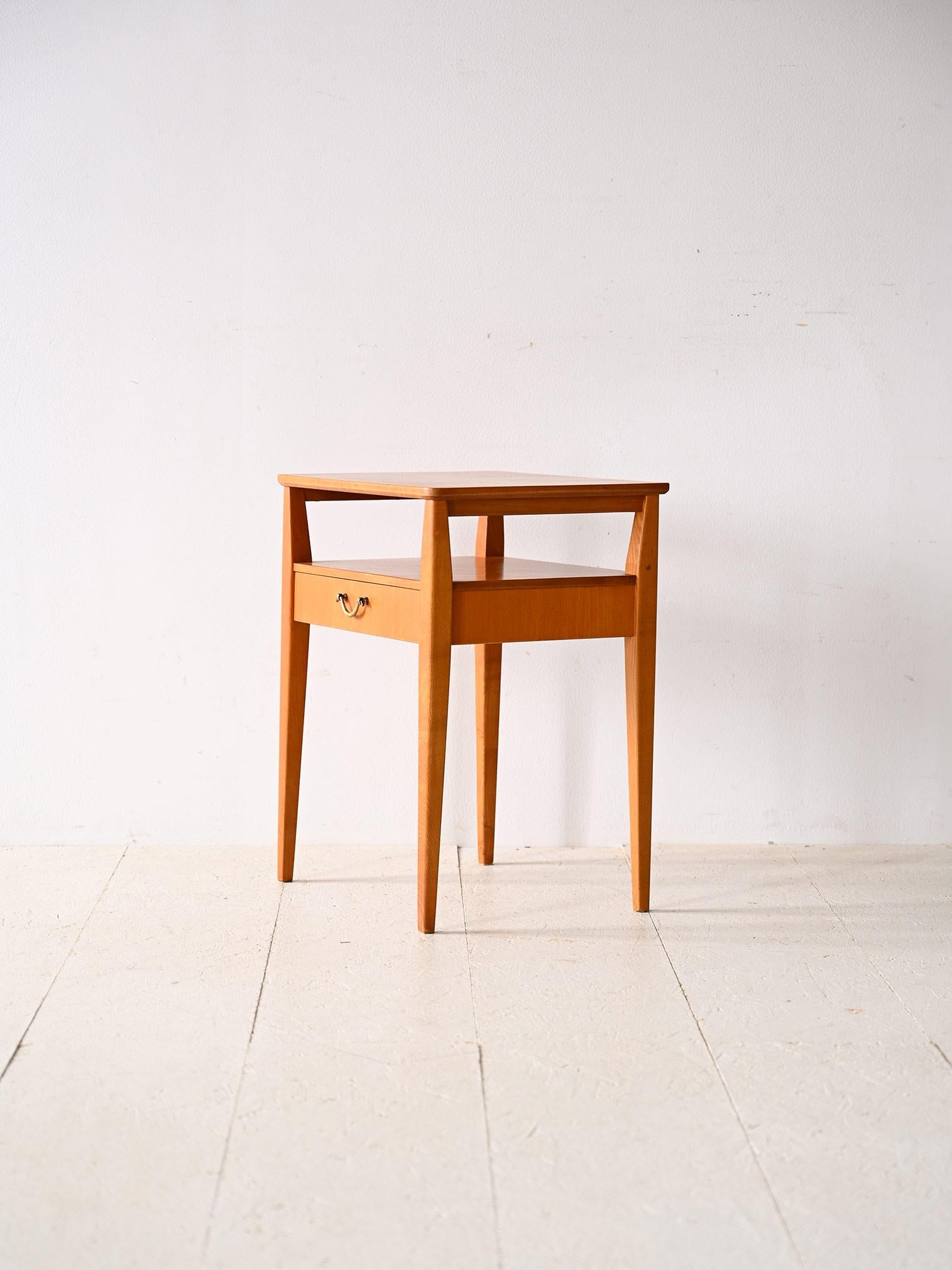 Scandinavian Table de chevet vintage avec tiroir et double étagère en vente