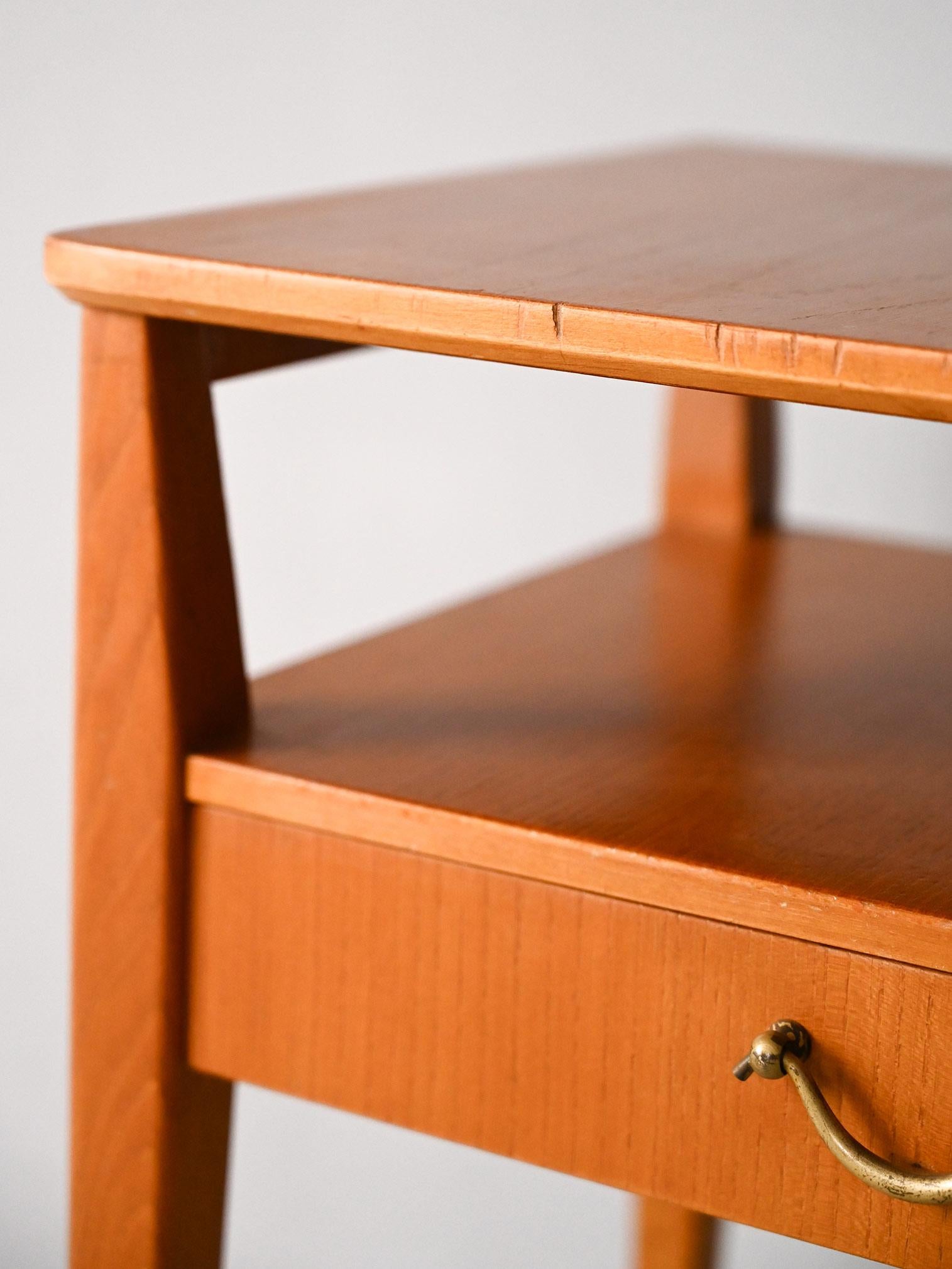 Mid-20th Century Table de chevet vintage avec tiroir et double étagère en vente