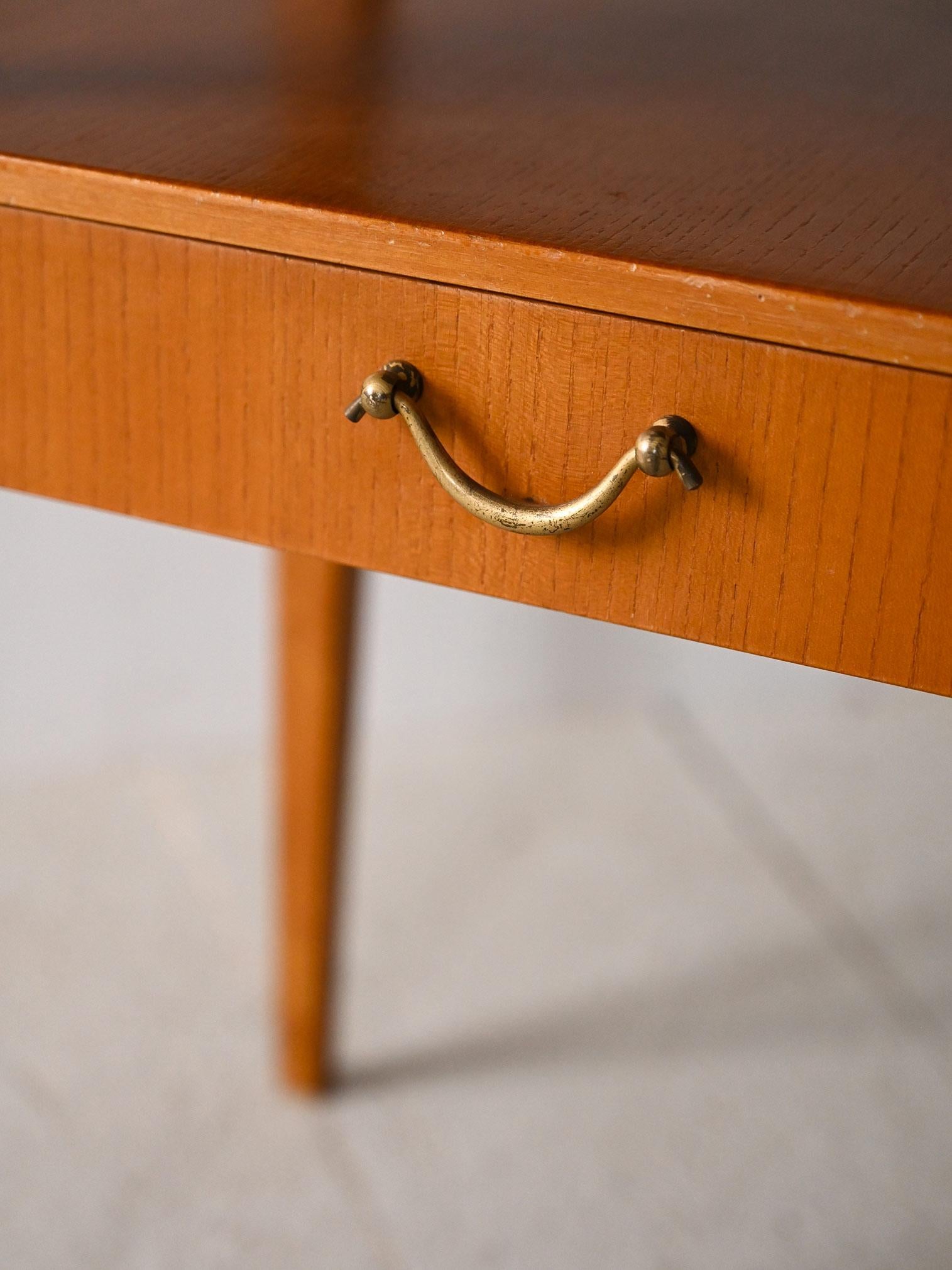 Métal Table de chevet vintage avec tiroir et double étagère en vente