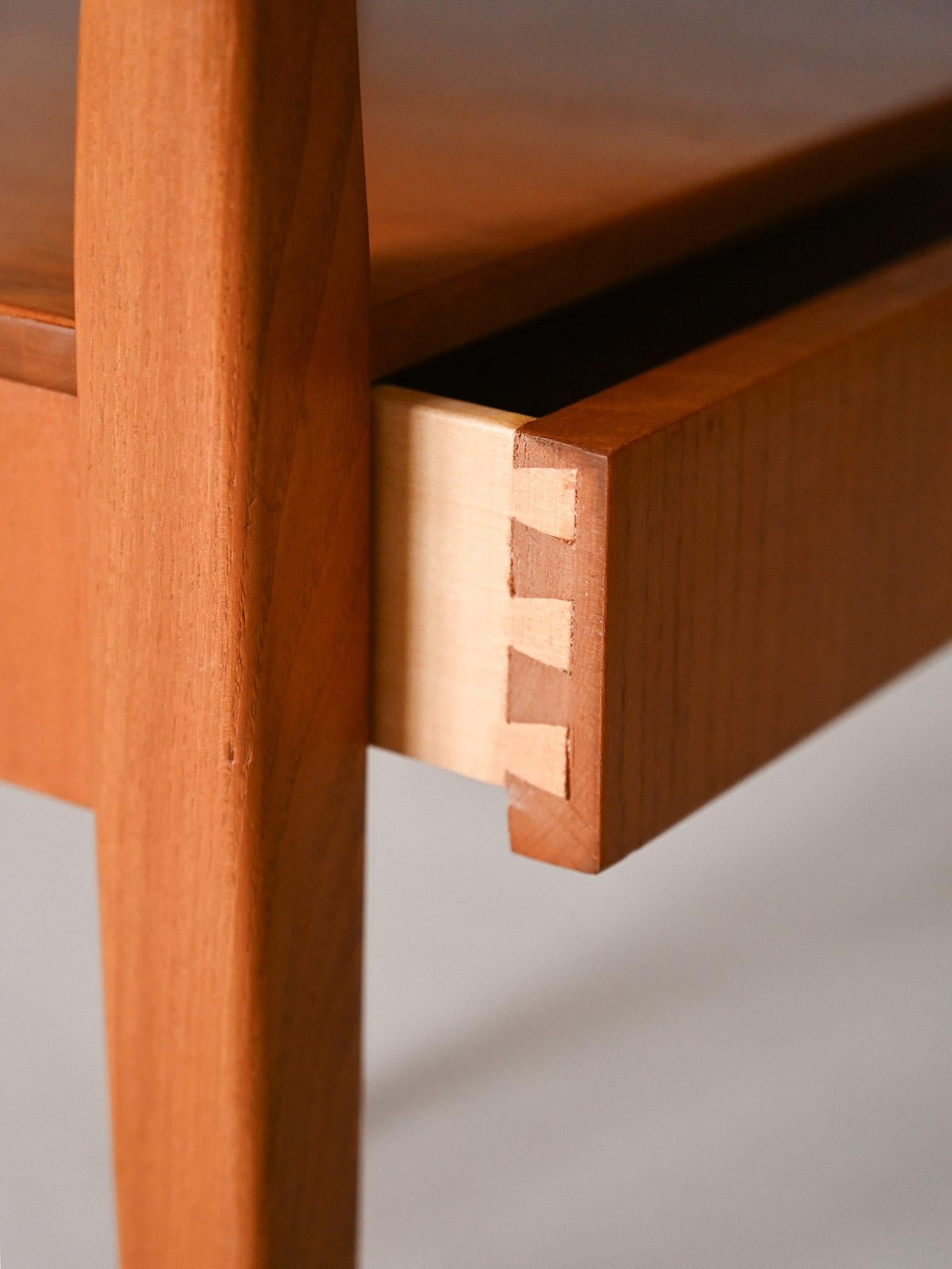 Table de chevet vintage avec tiroir et double étagère en vente 2