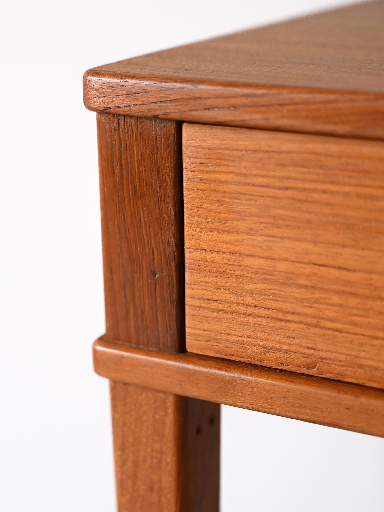 Vintage nightstand with gold handle For Sale 3