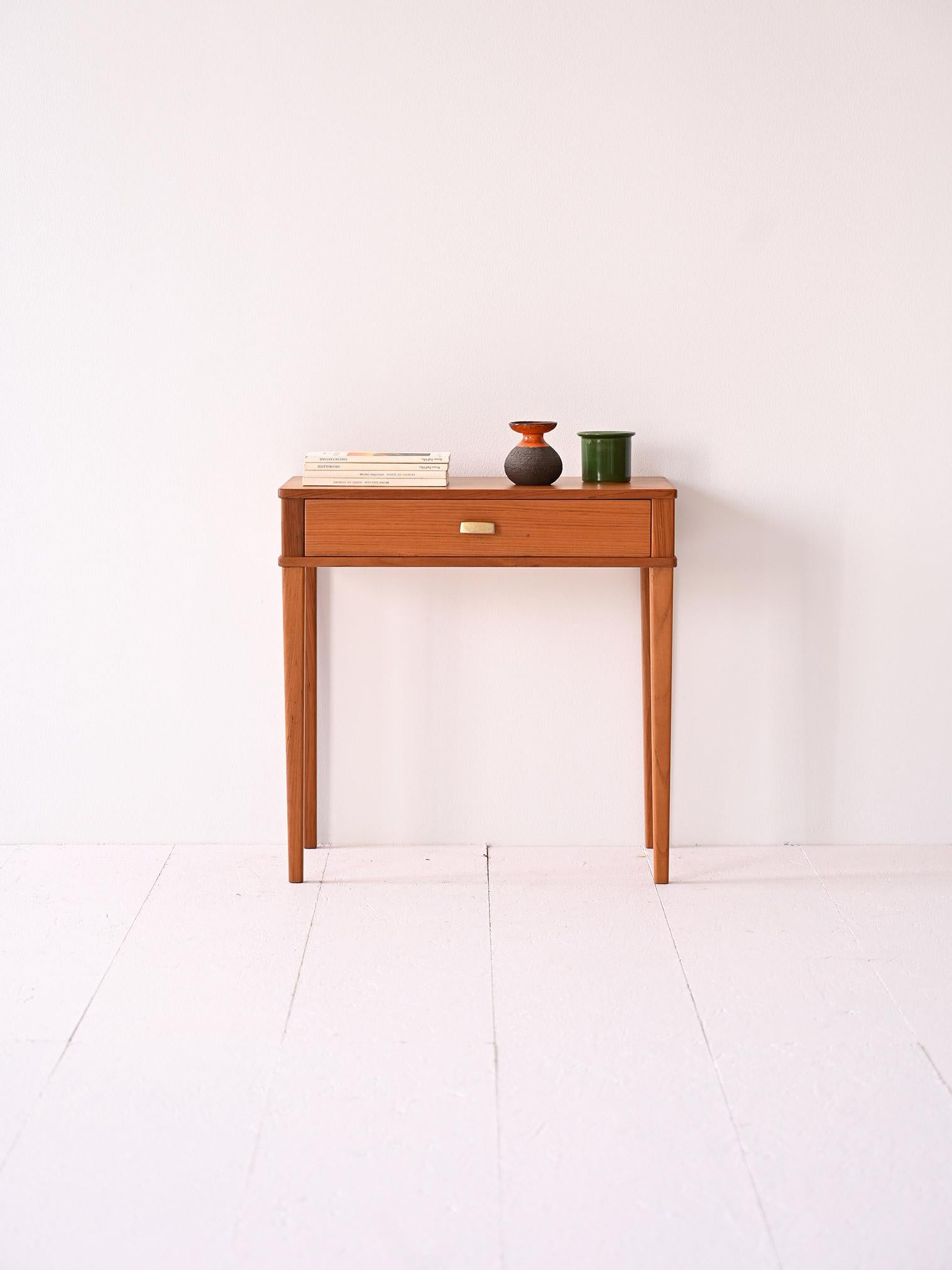 Elegant original 1960s teak furniture piece with drawer. Ideal for adding a touch of vintage style to the room.

Made of teak, the nightstand features a sturdy and durable structure typical of mid-century furniture. The finish of the wood has been