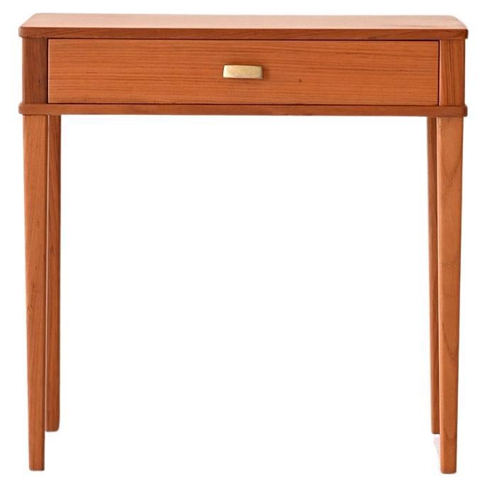 Comodino vintage con maniglia dorata