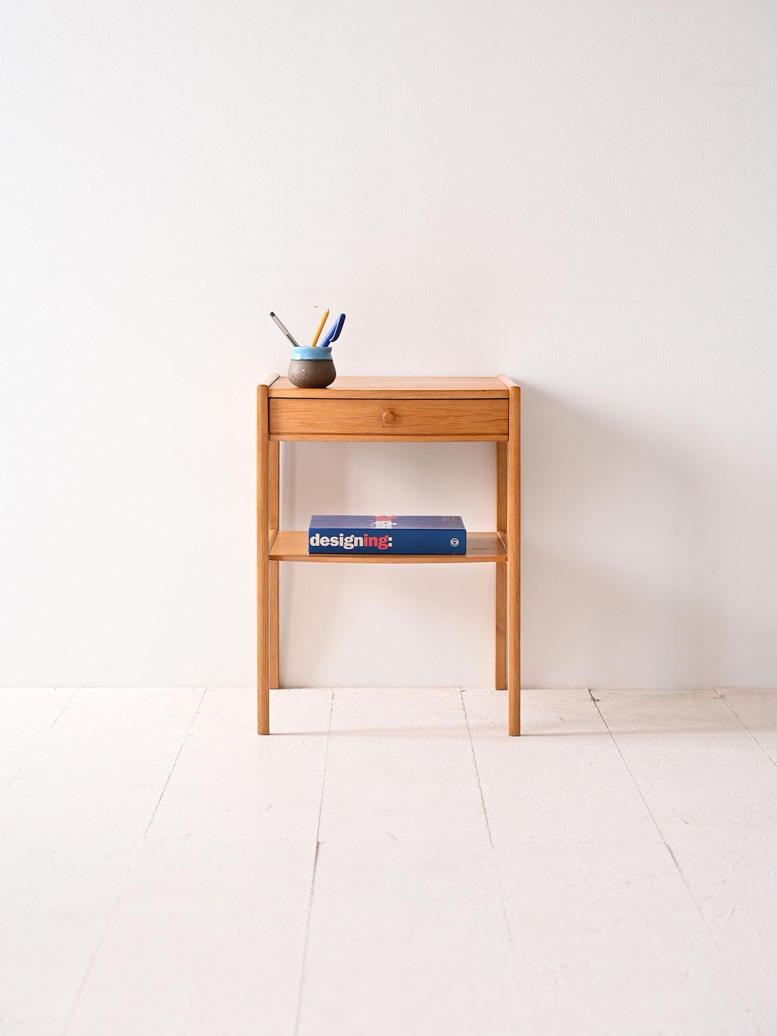 Comodino scandinavo in rovere dal design originale e moderno. Il piano superiore si caratterizza per la sua forma bombata nella parte anteriore. 

Realizzato in legno di rovere chiaro, emana una luminosità naturale che lo rende perfetto per ambienti