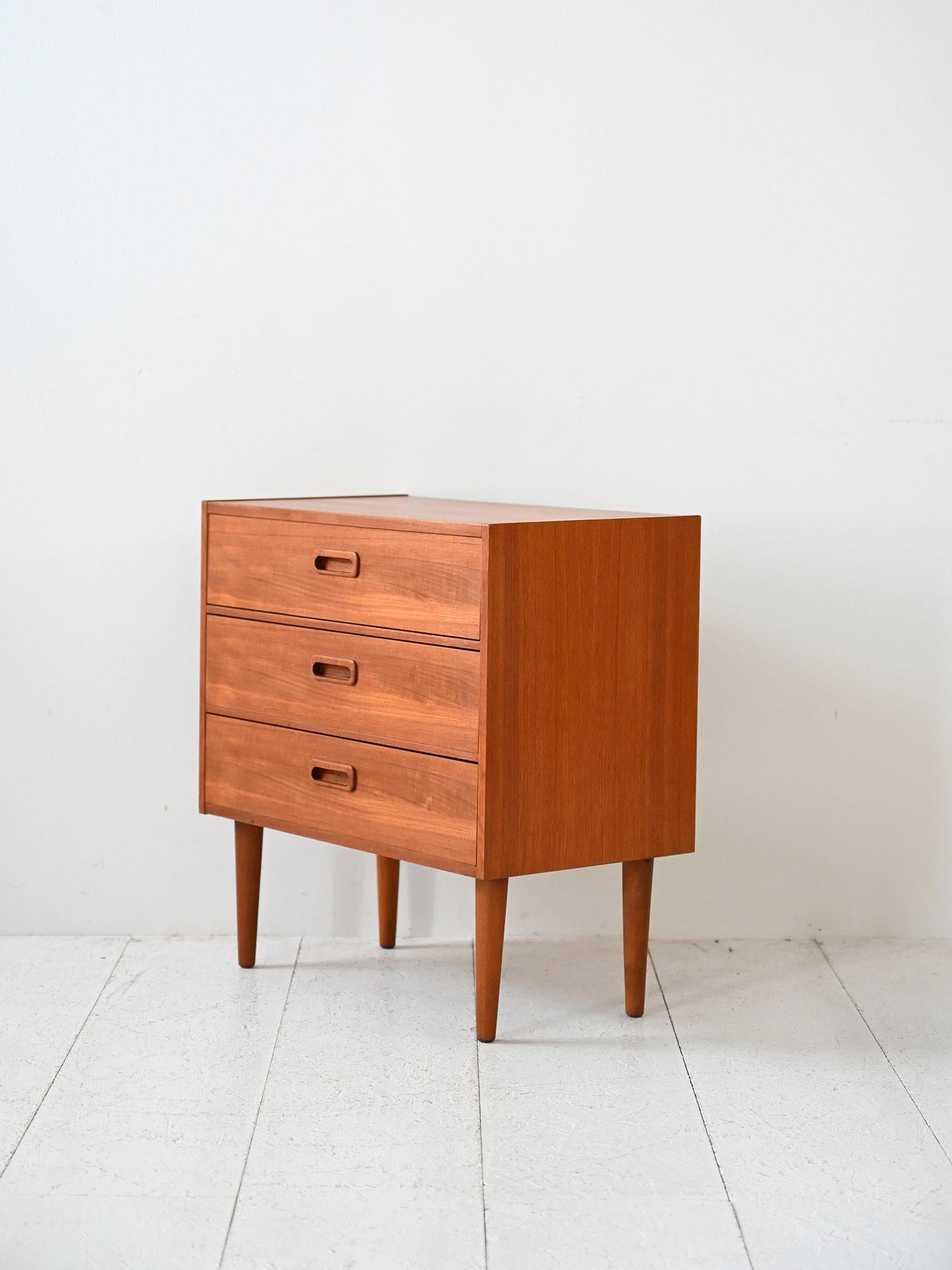 Scandinave moderne Table de chevet vintage scandinave à trois tiroirs en vente