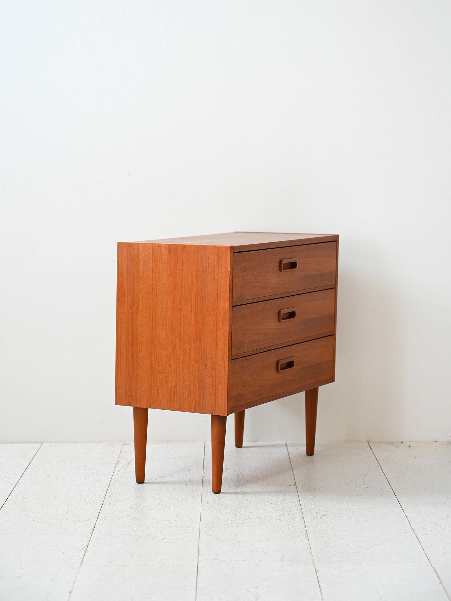 Scandinavian Table de chevet vintage scandinave à trois tiroirs en vente