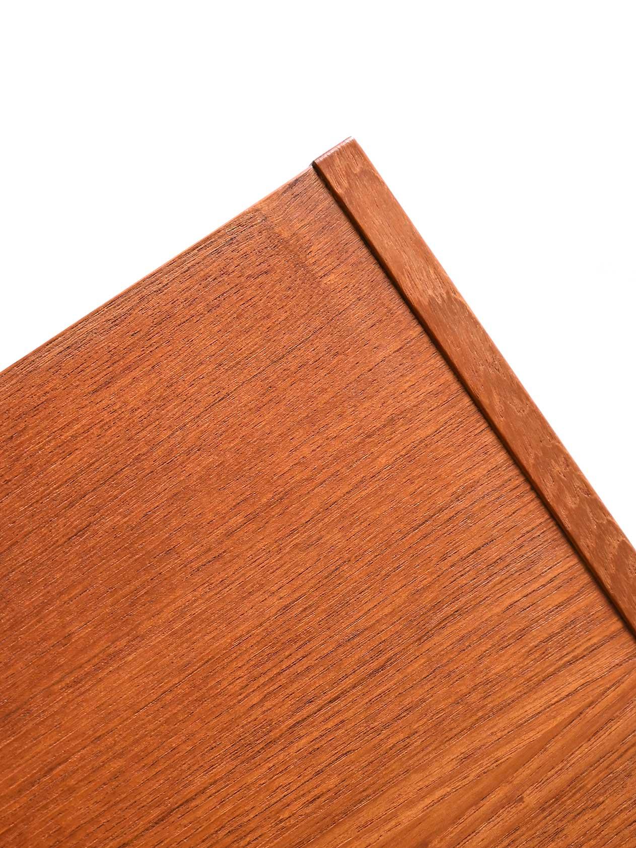 Table de chevet vintage scandinave à trois tiroirs Bon état - En vente à Brescia, IT