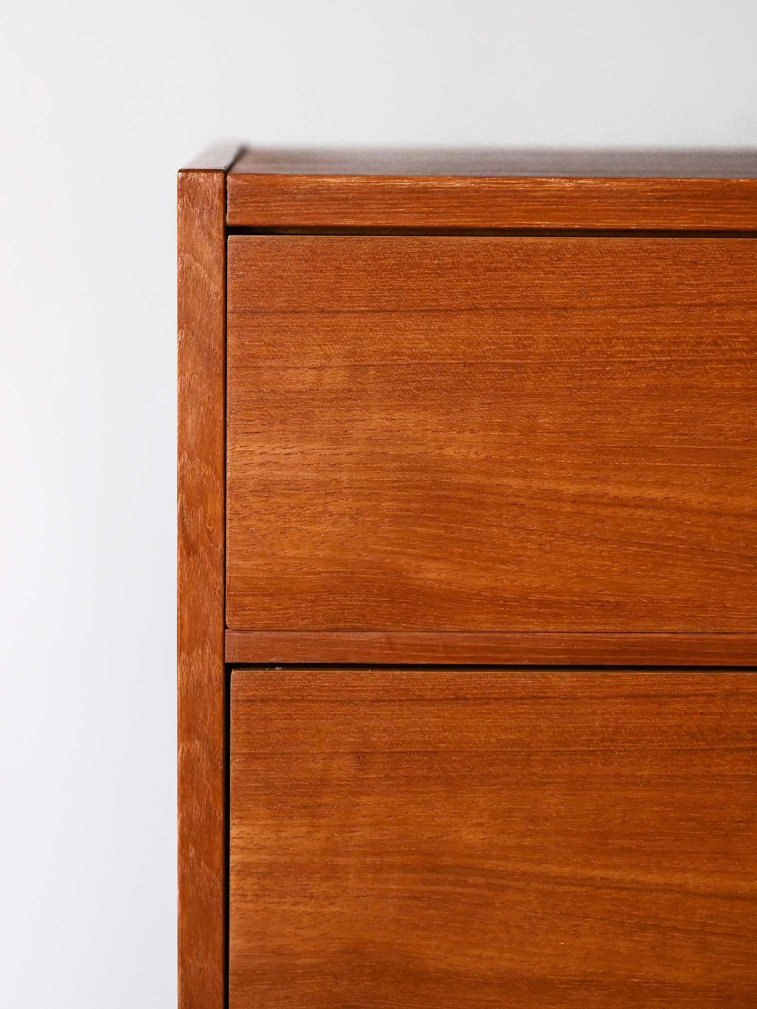 Mid-20th Century Table de chevet vintage scandinave à trois tiroirs en vente