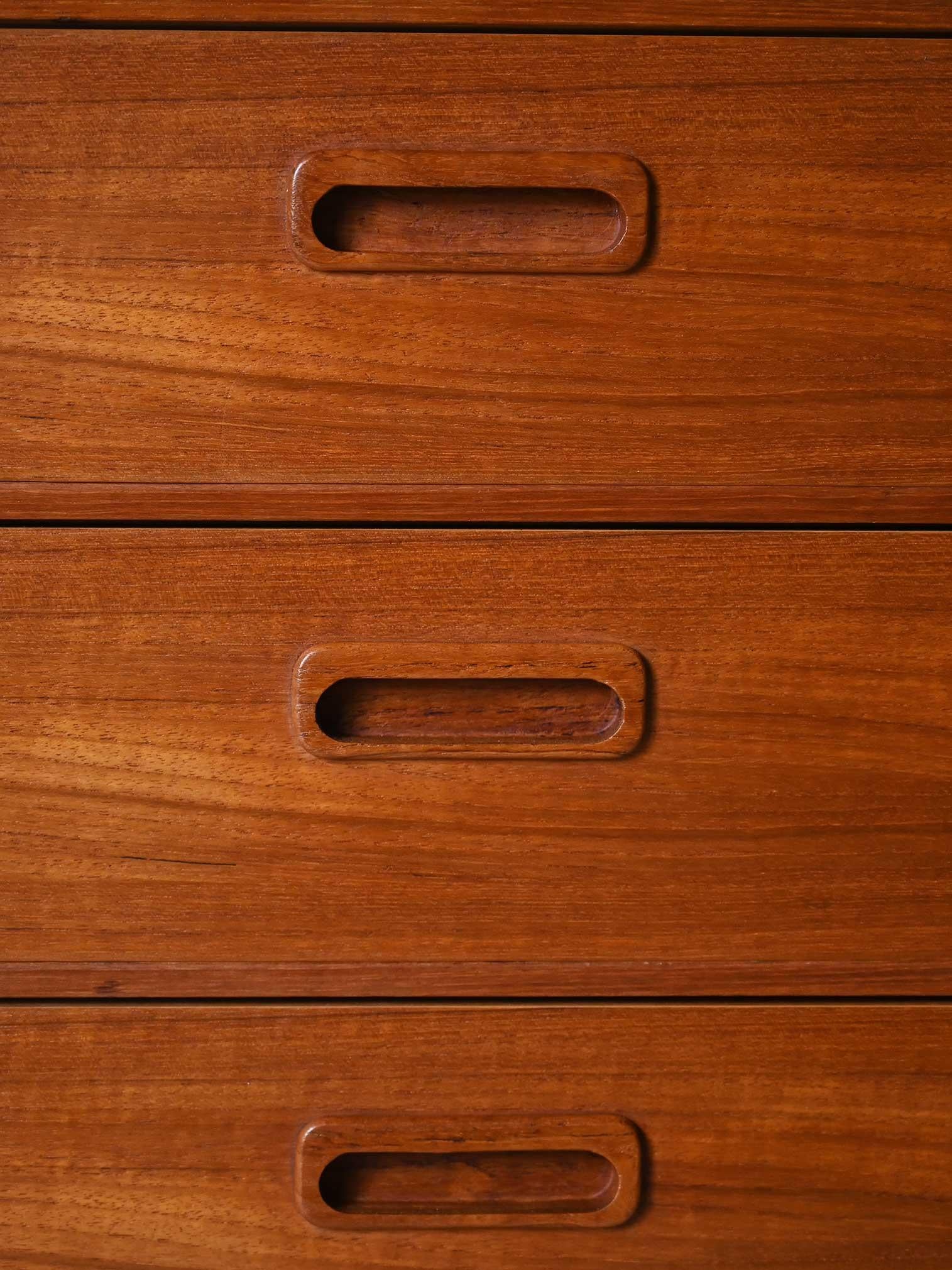 Teck Table de chevet vintage scandinave à trois tiroirs en vente