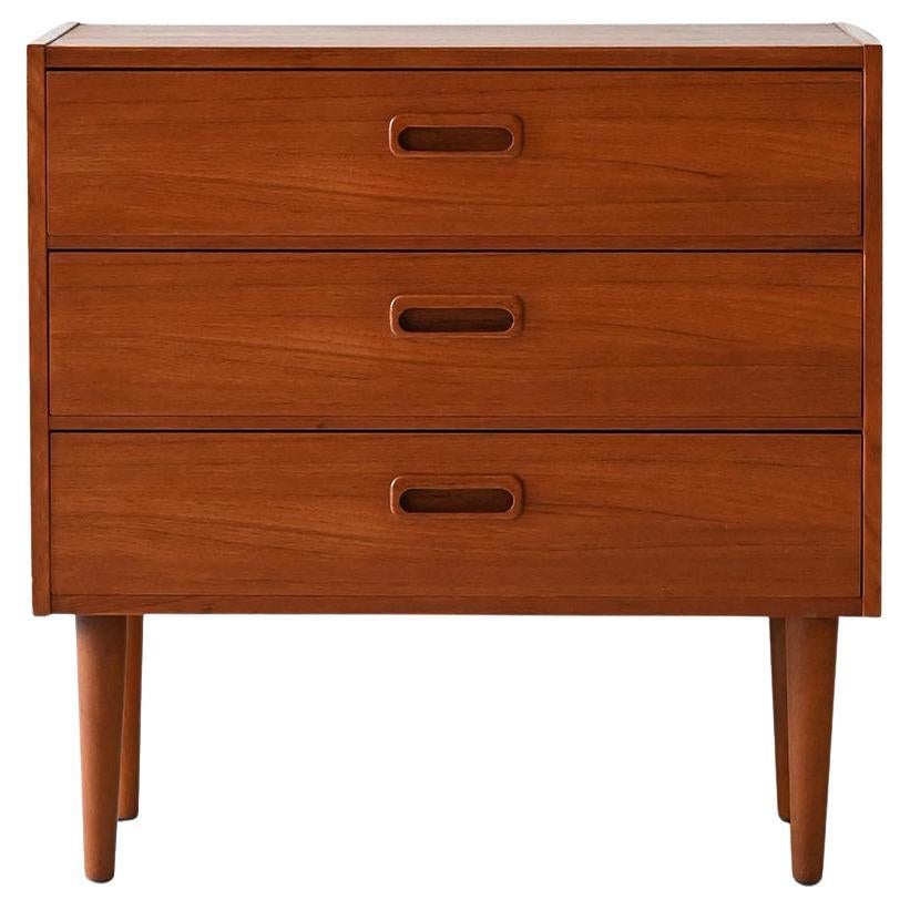 Table de chevet vintage scandinave à trois tiroirs