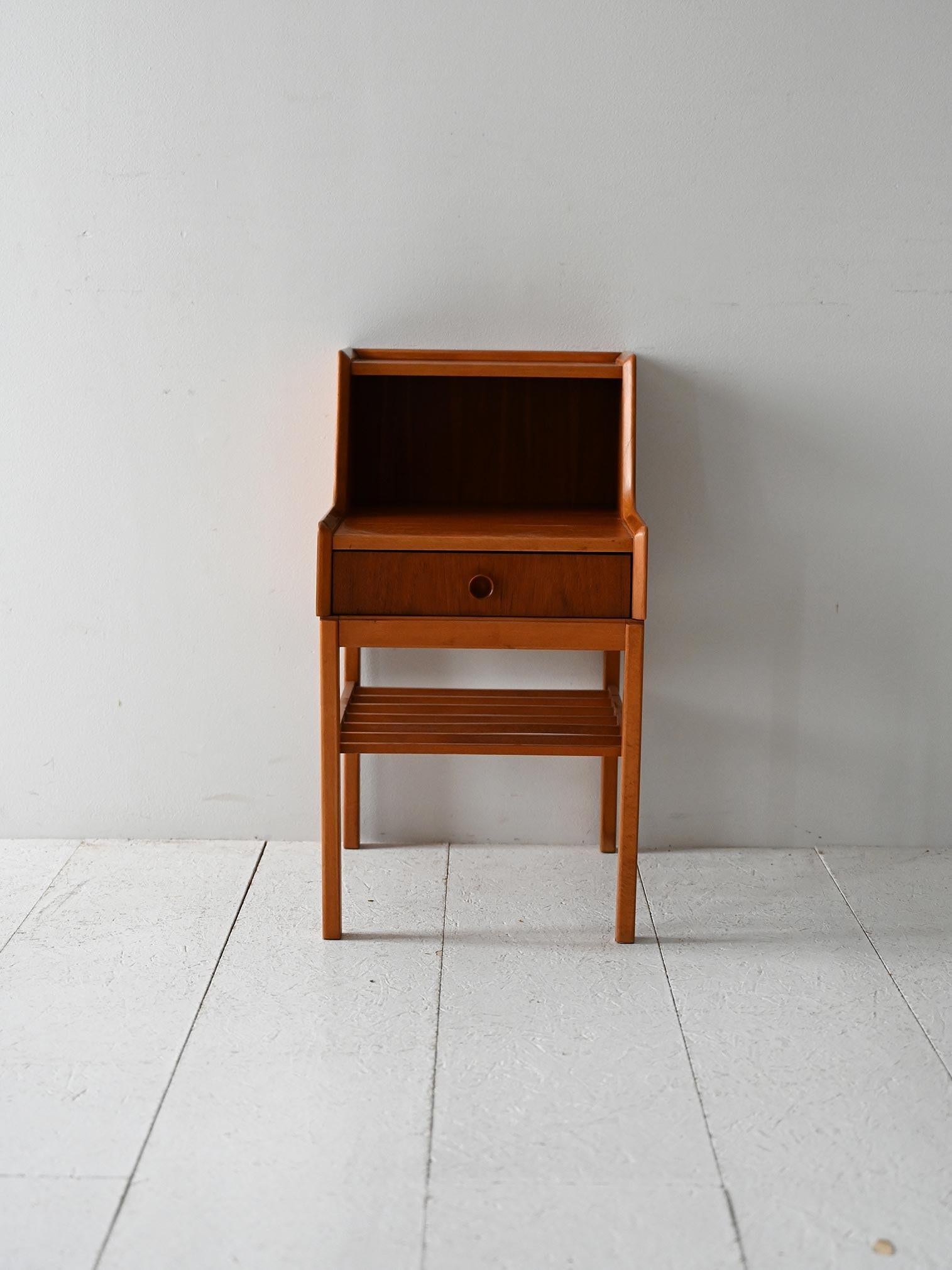 Scandinave moderne Table de chevet vintage en teck scandinave avec étagères en vente