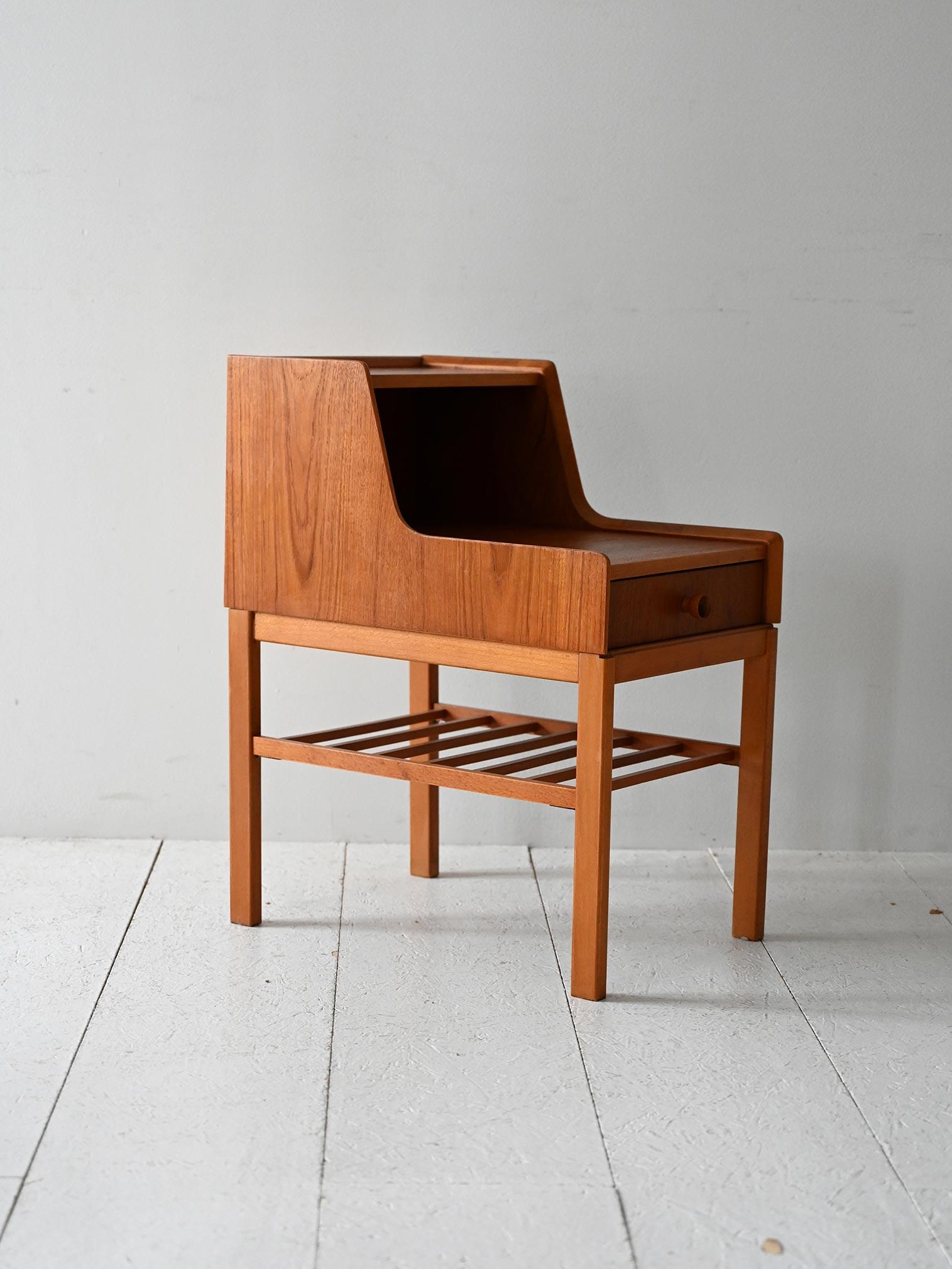 Scandinavian Table de chevet vintage en teck scandinave avec étagères en vente