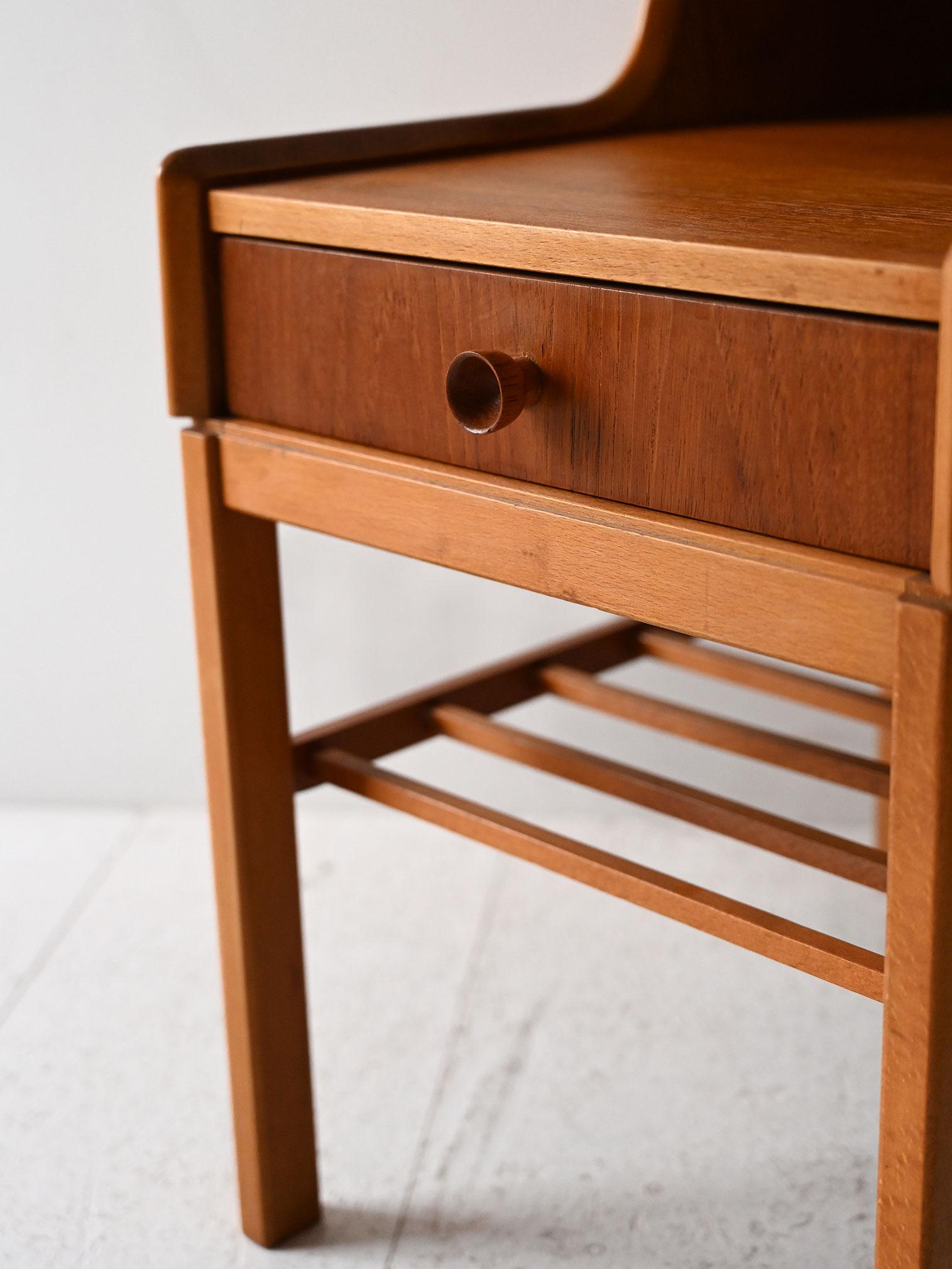 Mid-20th Century Table de chevet vintage en teck scandinave avec étagères en vente