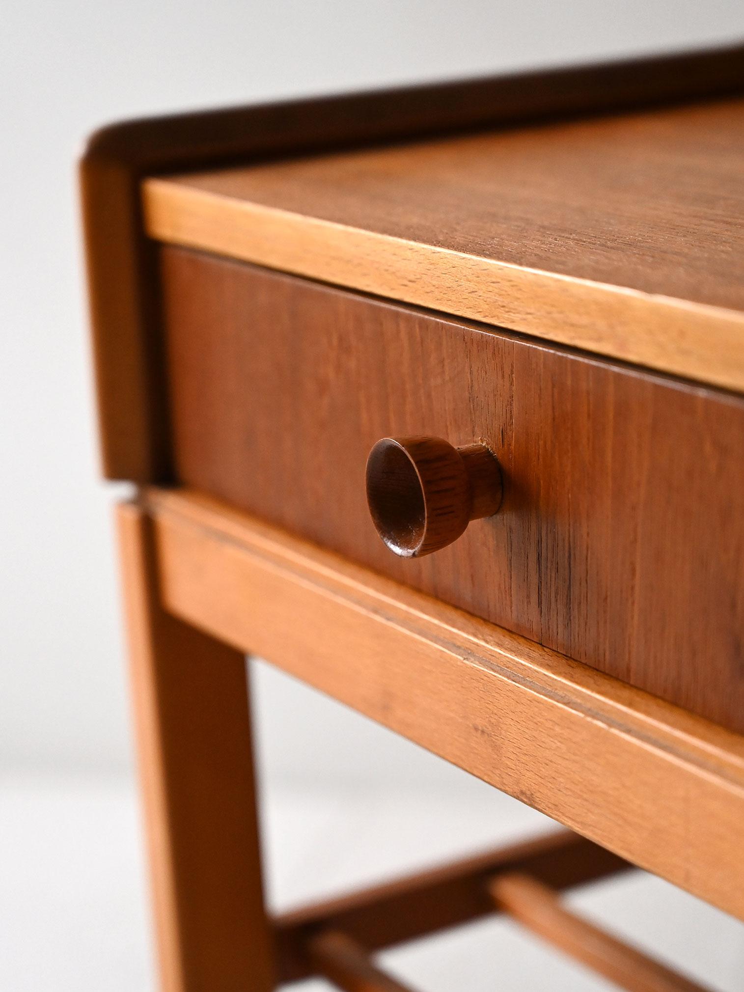 Teck Table de chevet vintage en teck scandinave avec étagères en vente