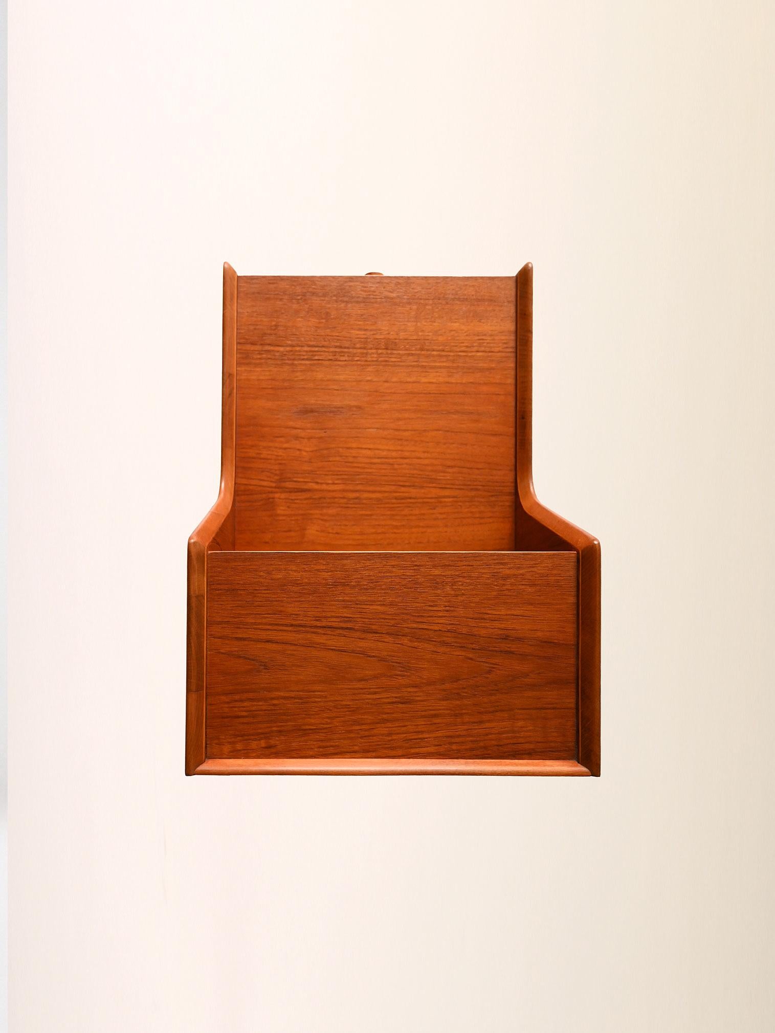 Table de chevet vintage en teck scandinave avec étagères en vente 1