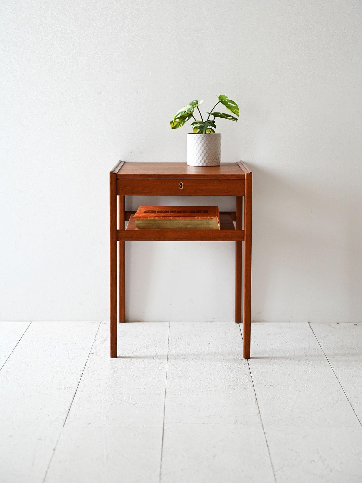 Design svedese anni '60 in teak, con cassetto, ripiano aperto e timbro originale Dixi visibile.

Comodino in teak progettato da Engström & Mírstrand per Dixi, con timbro originale del produttore ancora presente. Linee sobrie, cassetto con serratura