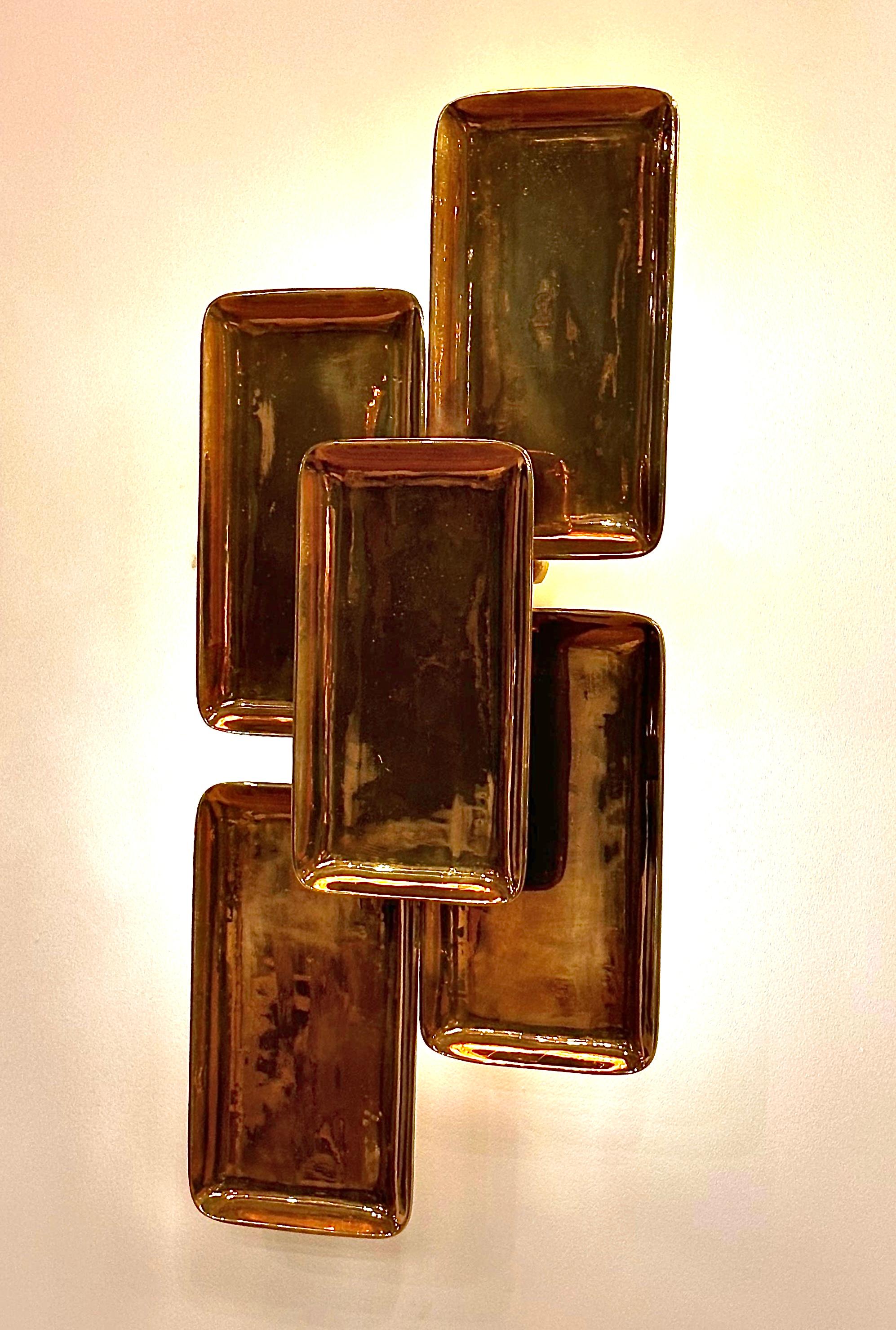 L'applique in fusione d'ottone COMOR è una lampada che trascende l'ordinario per diventare un pezzo forte del tuo arredamento. Questa applique non è solo una fonte di luce: è una meraviglia geometrica che trasforma il tuo spazio in un'oasi di