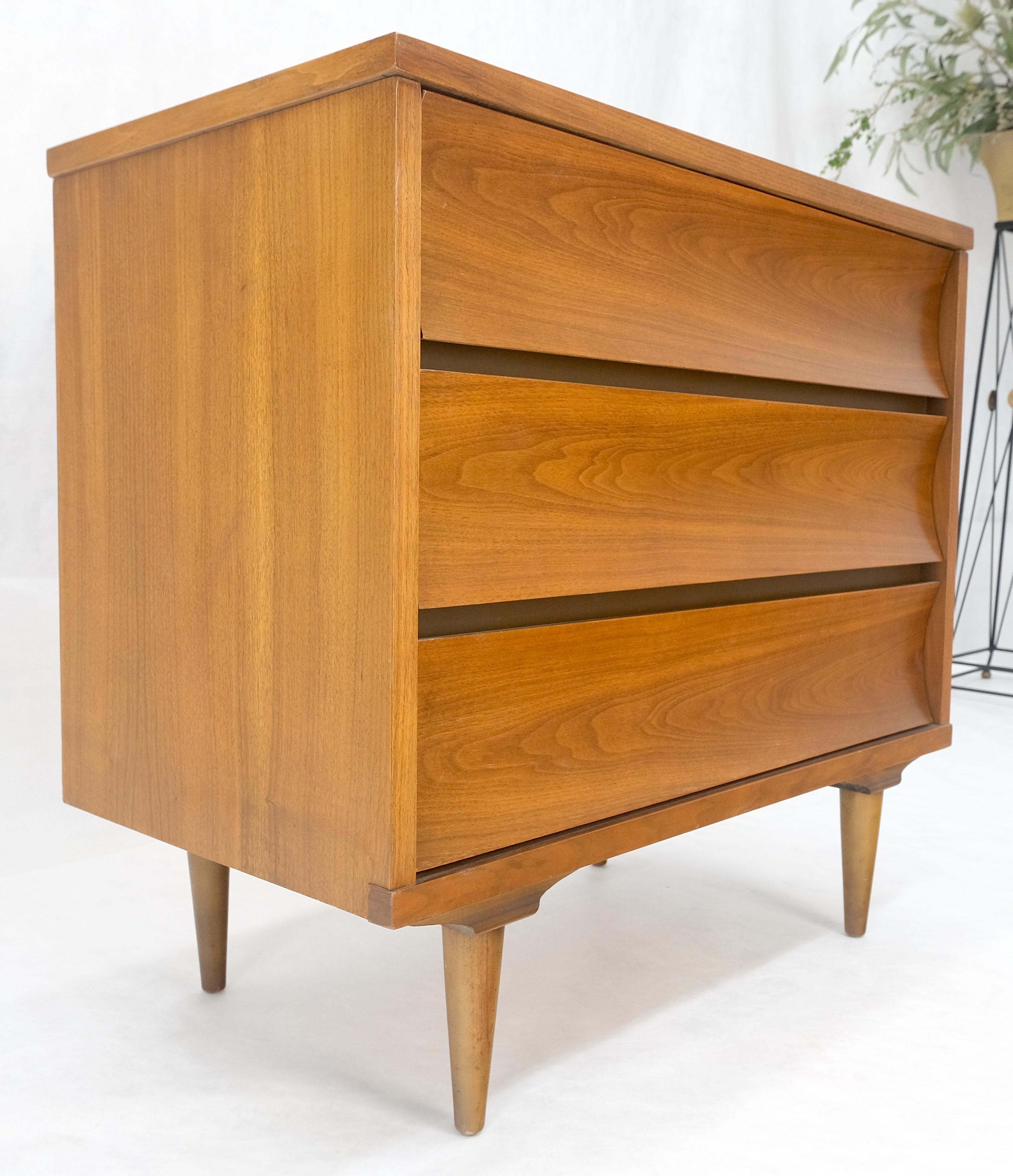 Cassettiera compatta a 3 cassetti in noce concavi del Mid Century Bachelor Chest in vendita 3