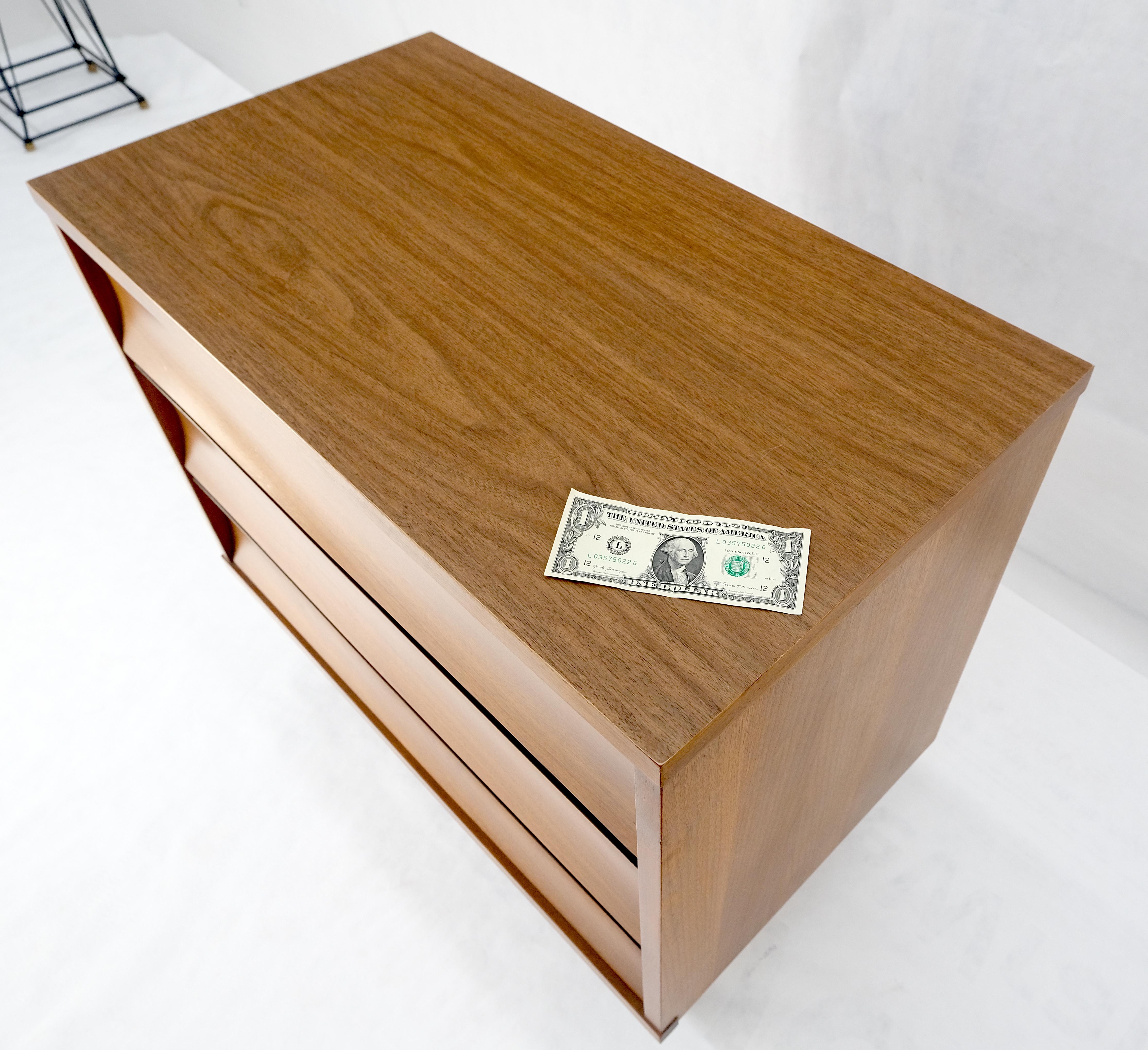 Cassettiera compatta a 3 cassetti in noce concavi del Mid Century Bachelor Chest in vendita 6