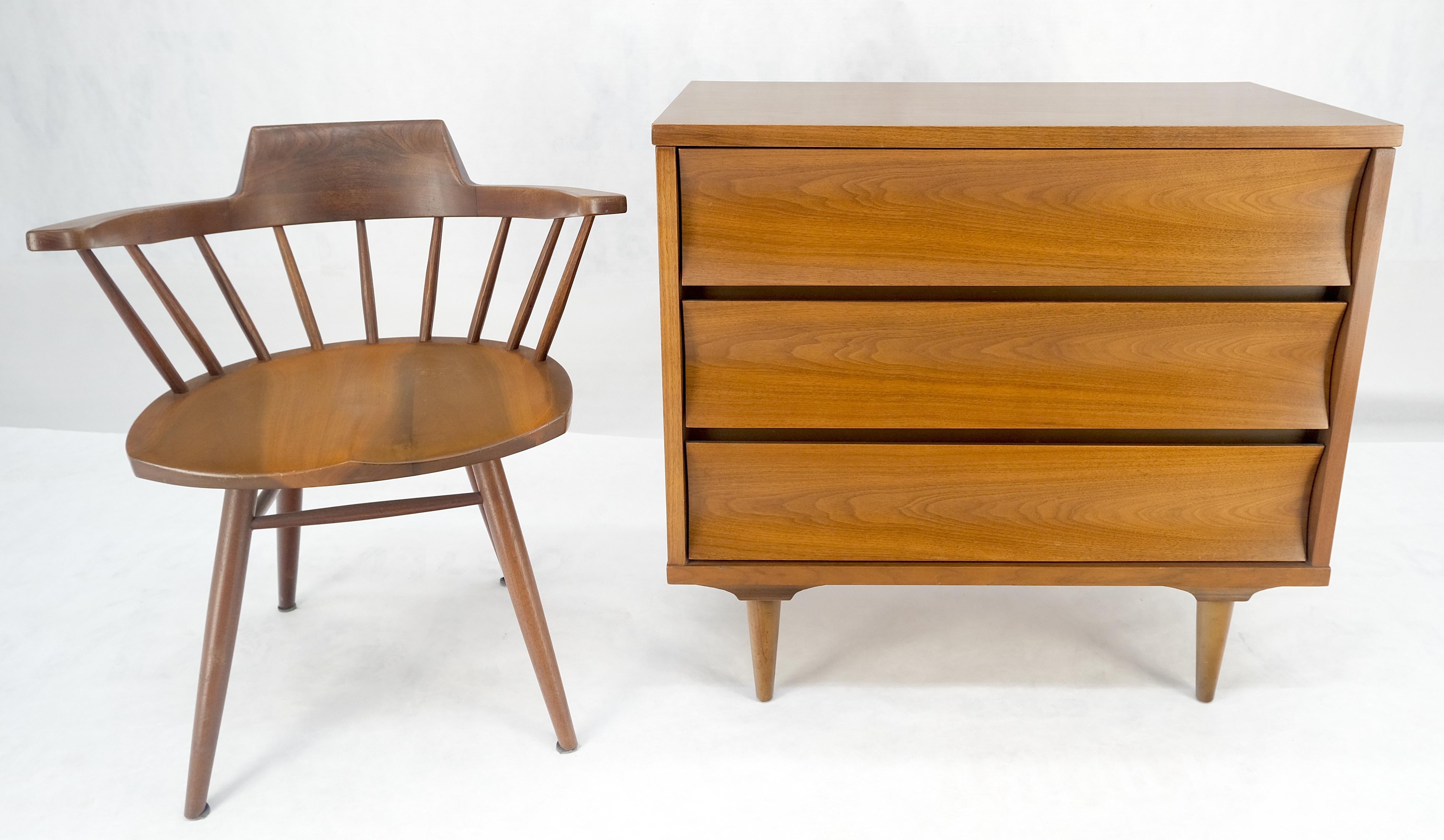 Cassettiera compatta a 3 cassetti in noce concavi del Mid Century Bachelor Chest in vendita 7
