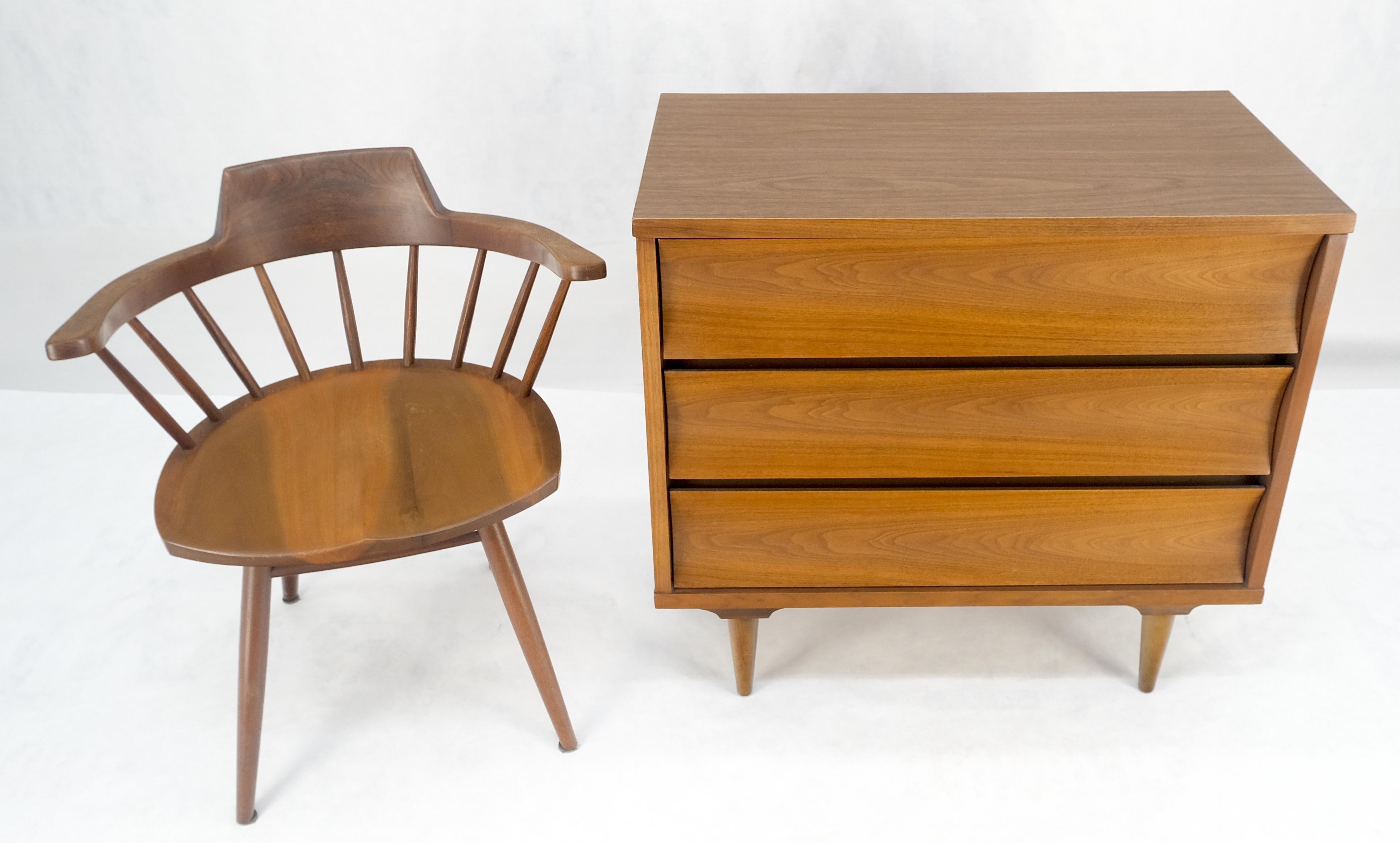 Cassettiera compatta a 3 cassetti in noce concavi del Mid Century Bachelor Chest in vendita 8