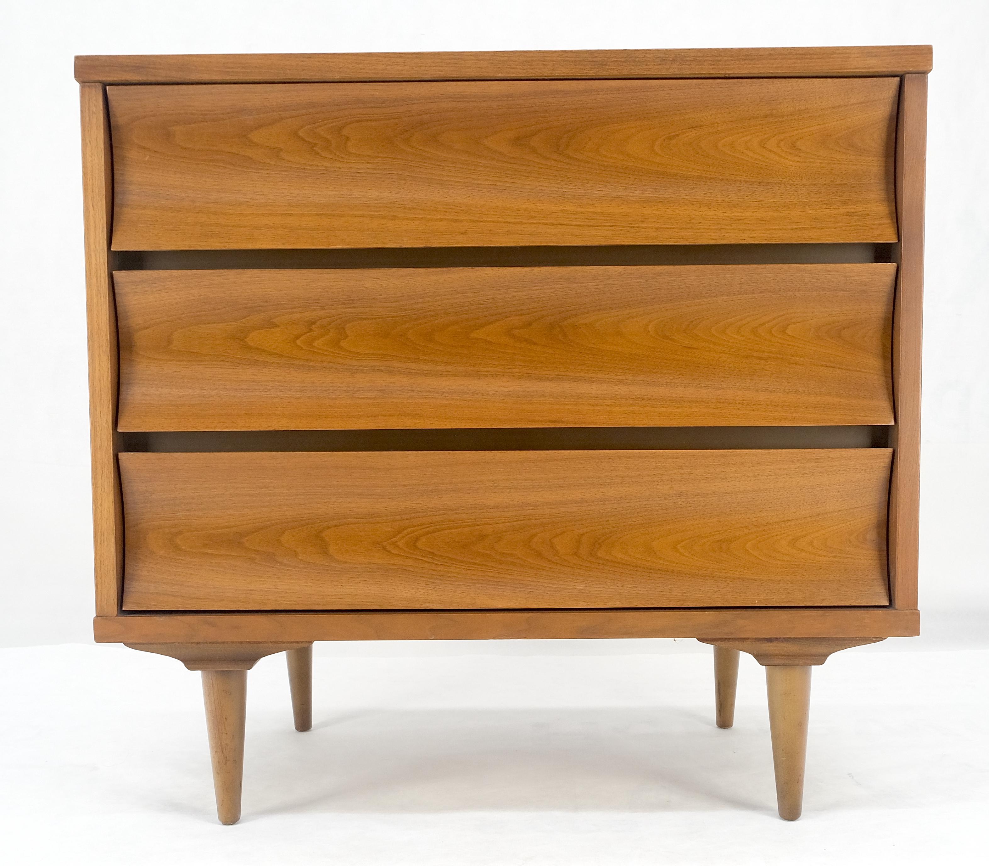 Cassettiera compatta a 3 cassetti in noce concavi del Mid Century Bachelor Chest in vendita 9