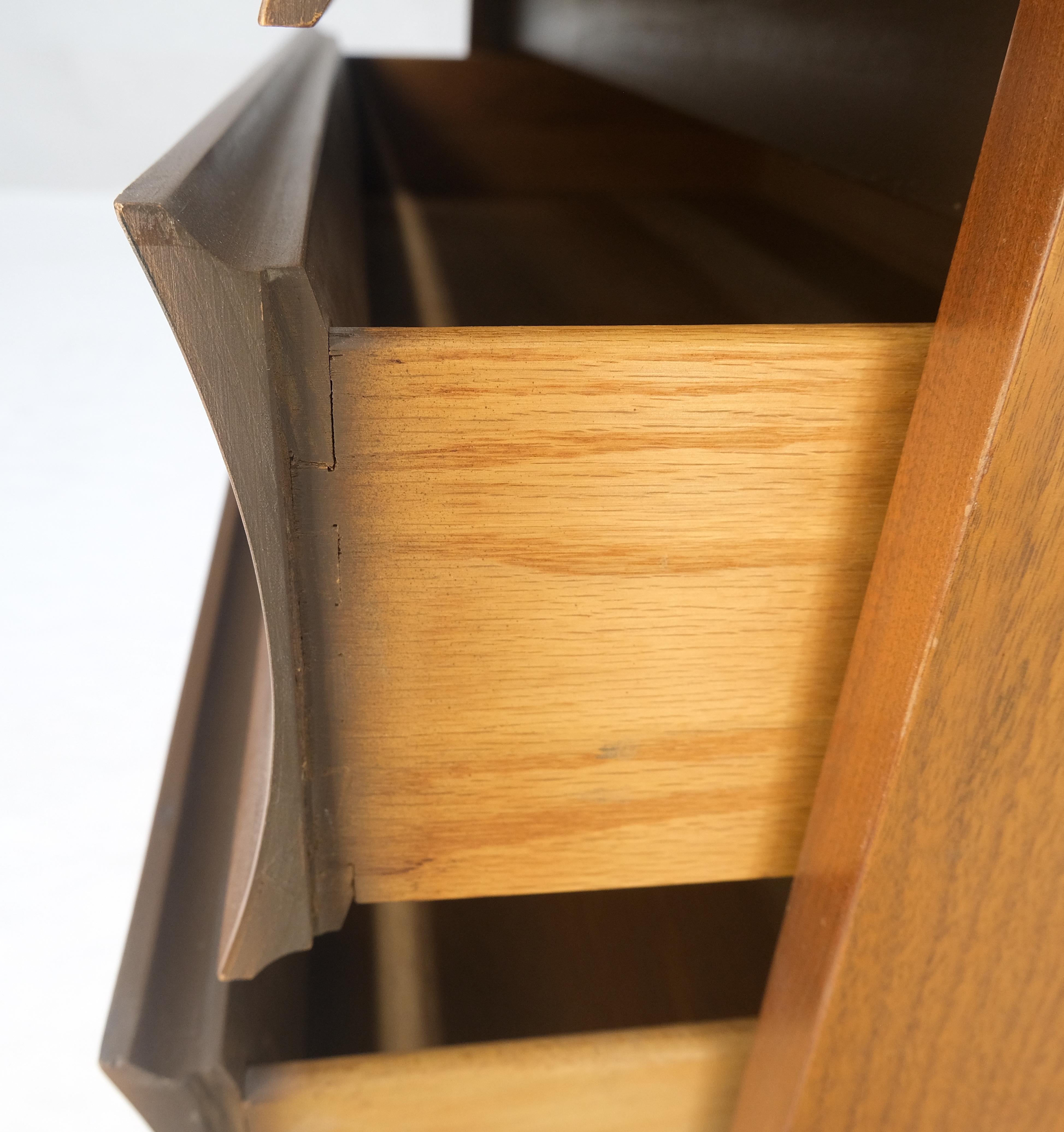 Cassettiera compatta a 3 cassetti in noce concavi del Mid Century Bachelor Chest 