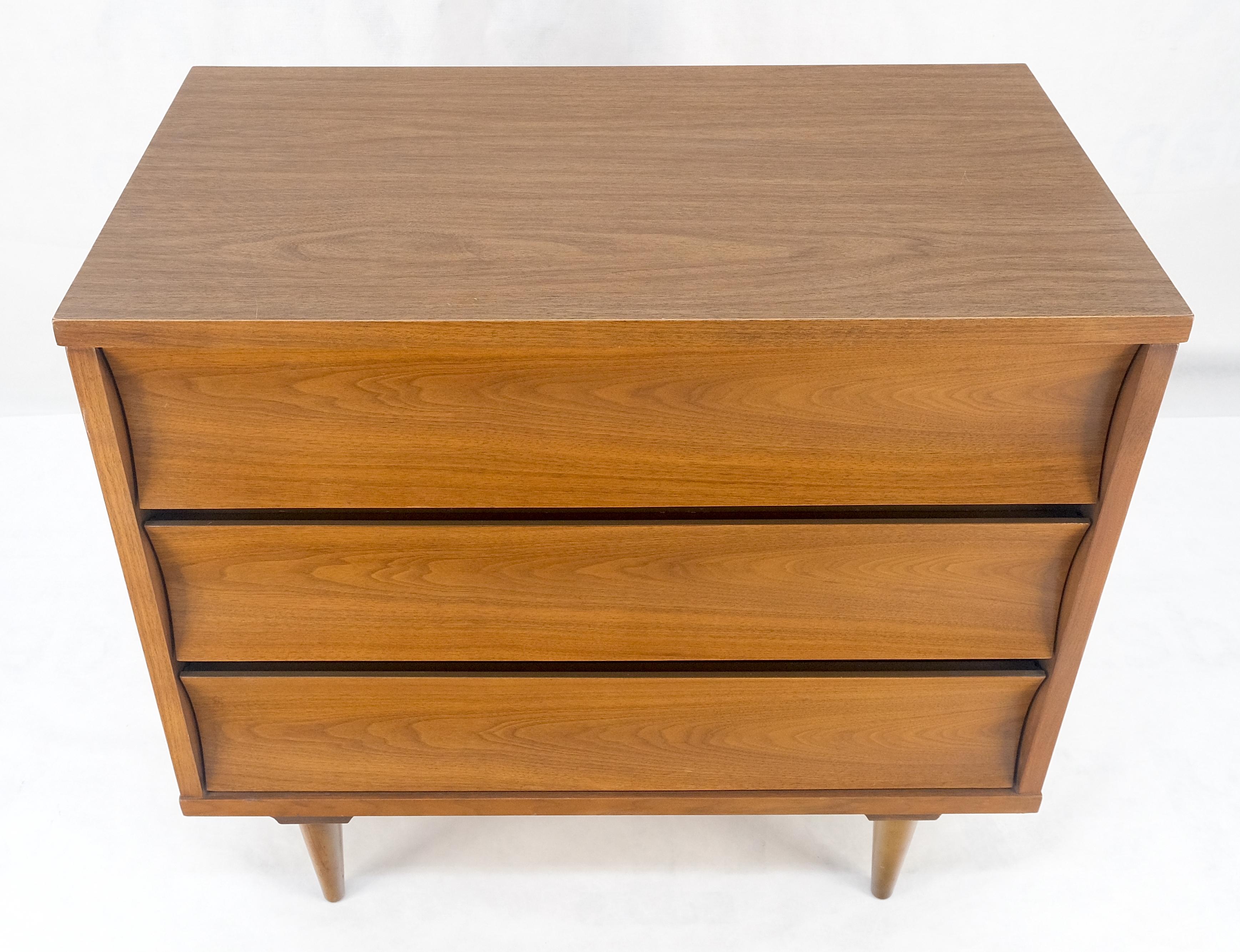 Mid-Century moderno Cassettiera compatta a 3 cassetti in noce concavi del Mid Century Bachelor Chest in vendita