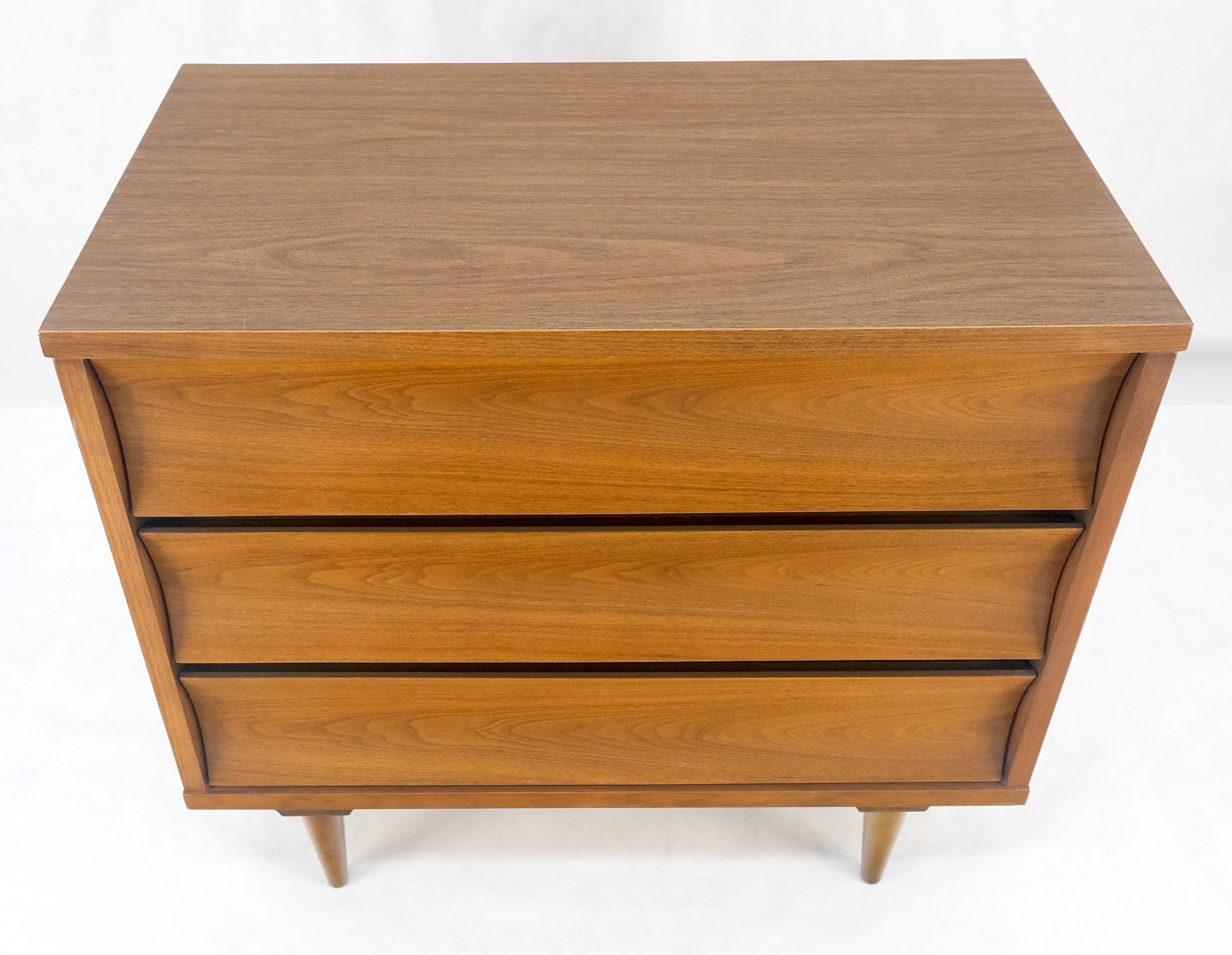 Americano Cassettiera compatta a 3 cassetti in noce concavi del Mid Century Bachelor Chest in vendita