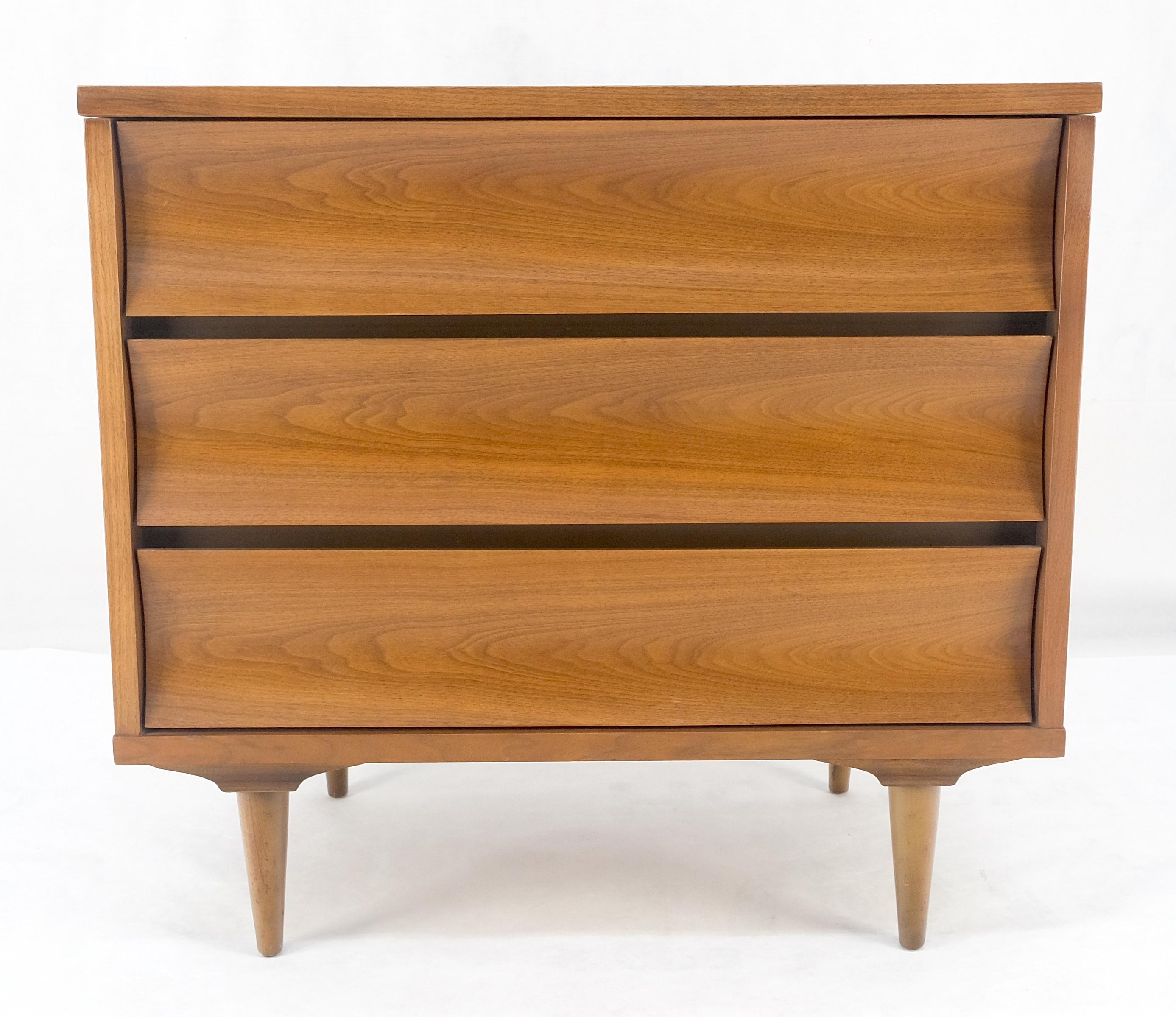 Cassettiera compatta a 3 cassetti in noce concavi del Mid Century Bachelor Chest In condizioni buone in vendita a Rockaway, NJ