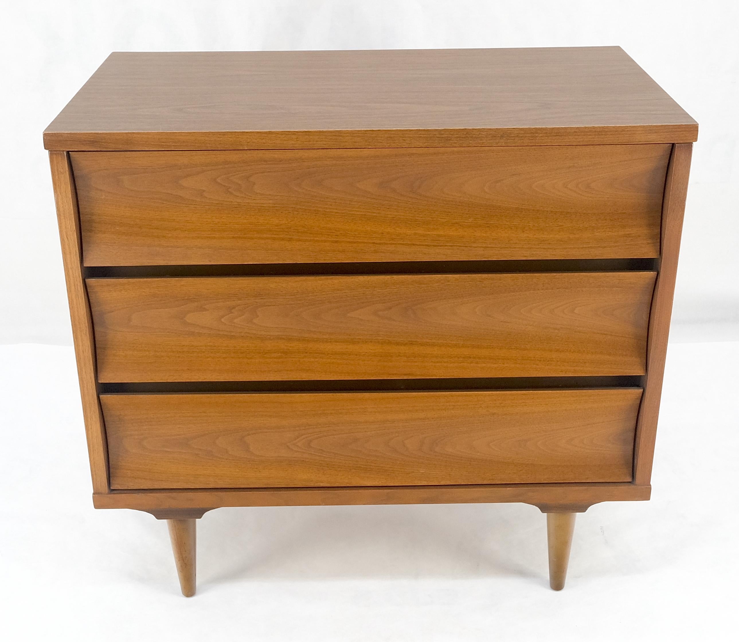 XX secolo Cassettiera compatta a 3 cassetti in noce concavi del Mid Century Bachelor Chest in vendita