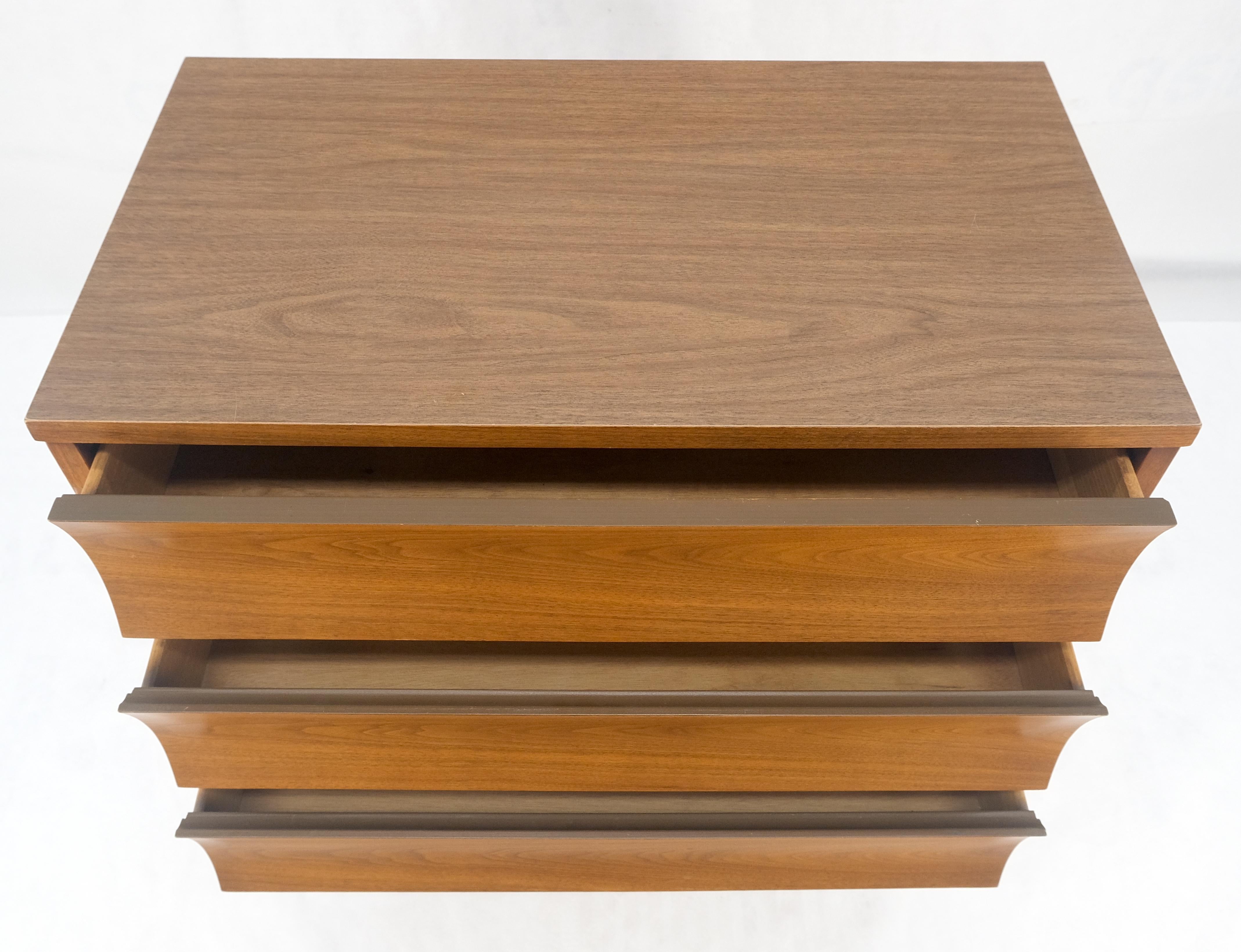 Formica Cassettiera compatta a 3 cassetti in noce concavi del Mid Century Bachelor Chest in vendita