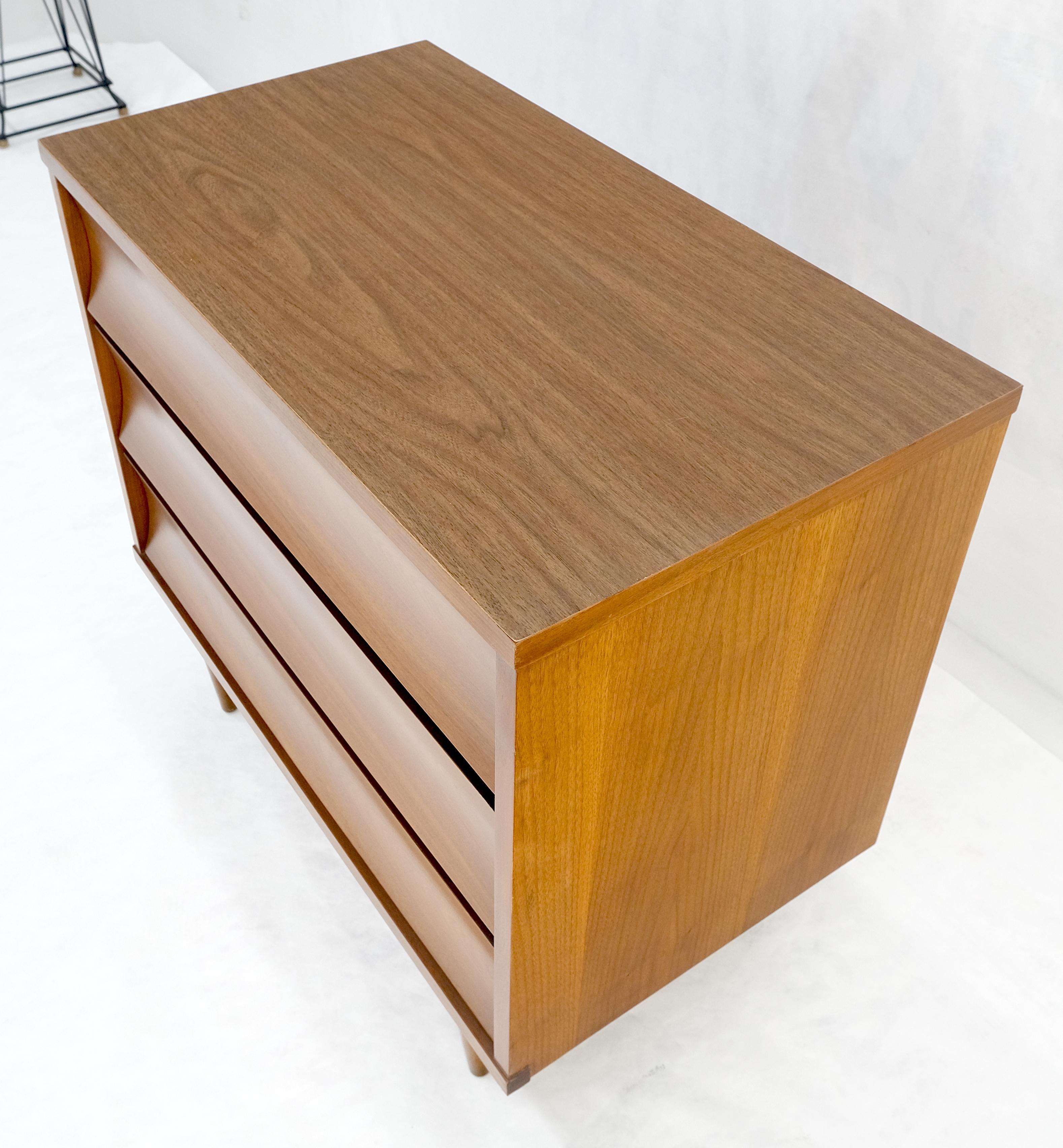 Cassettiera compatta a 3 cassetti in noce concavi del Mid Century Bachelor Chest in vendita 1