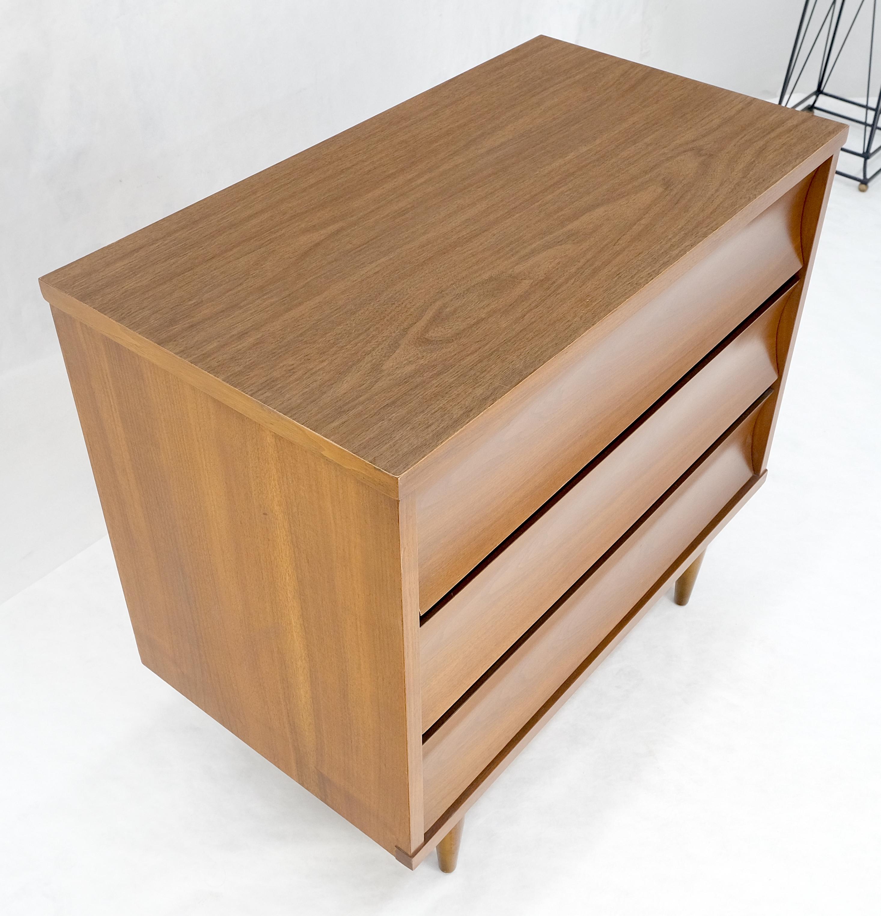 Cassettiera compatta a 3 cassetti in noce concavi del Mid Century Bachelor Chest in vendita 2