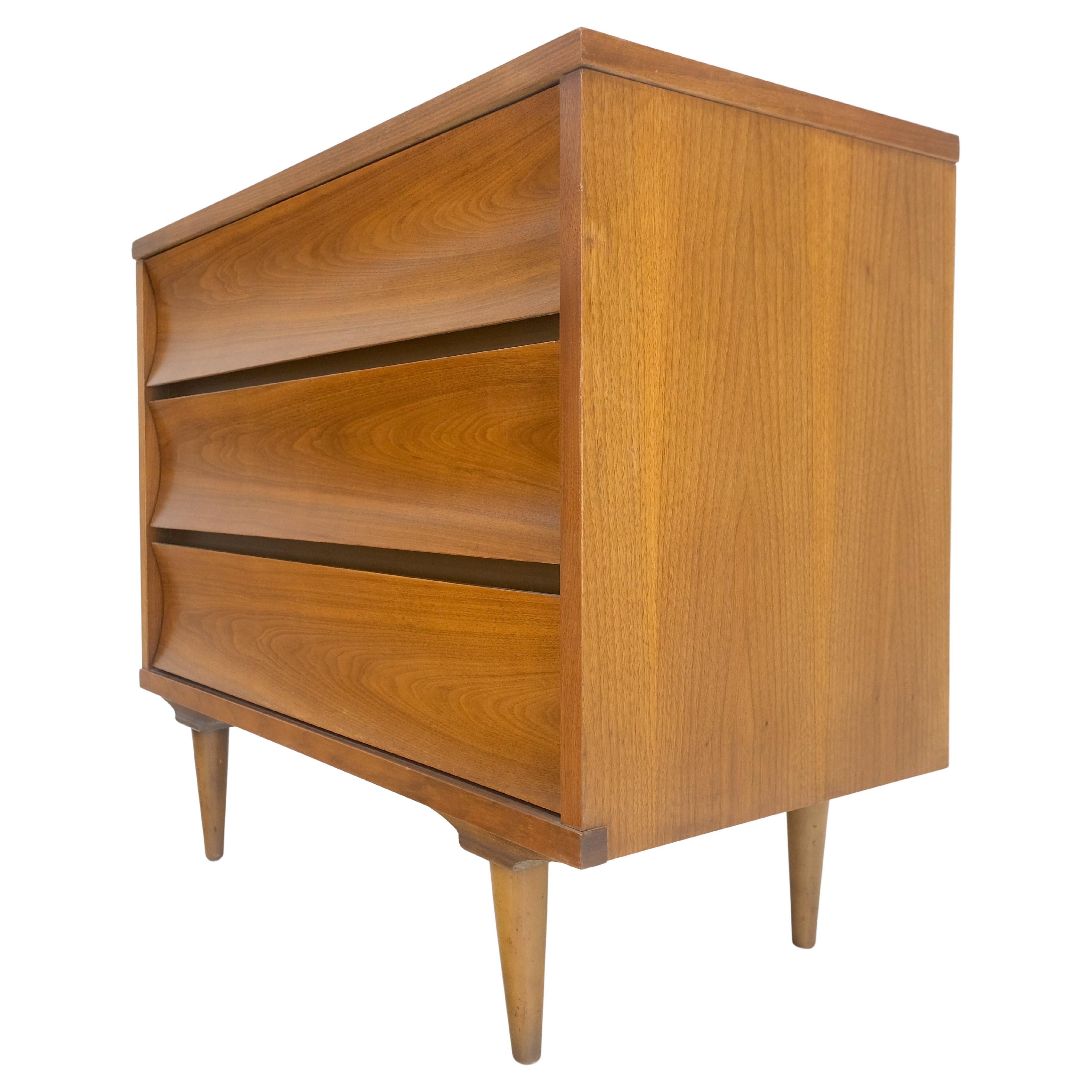 Kleine kompakte Kommode mit 3 Schubladen aus Nussbaumholz, konkave Schubladenfront, Mid-Century Bachelor-Kommode